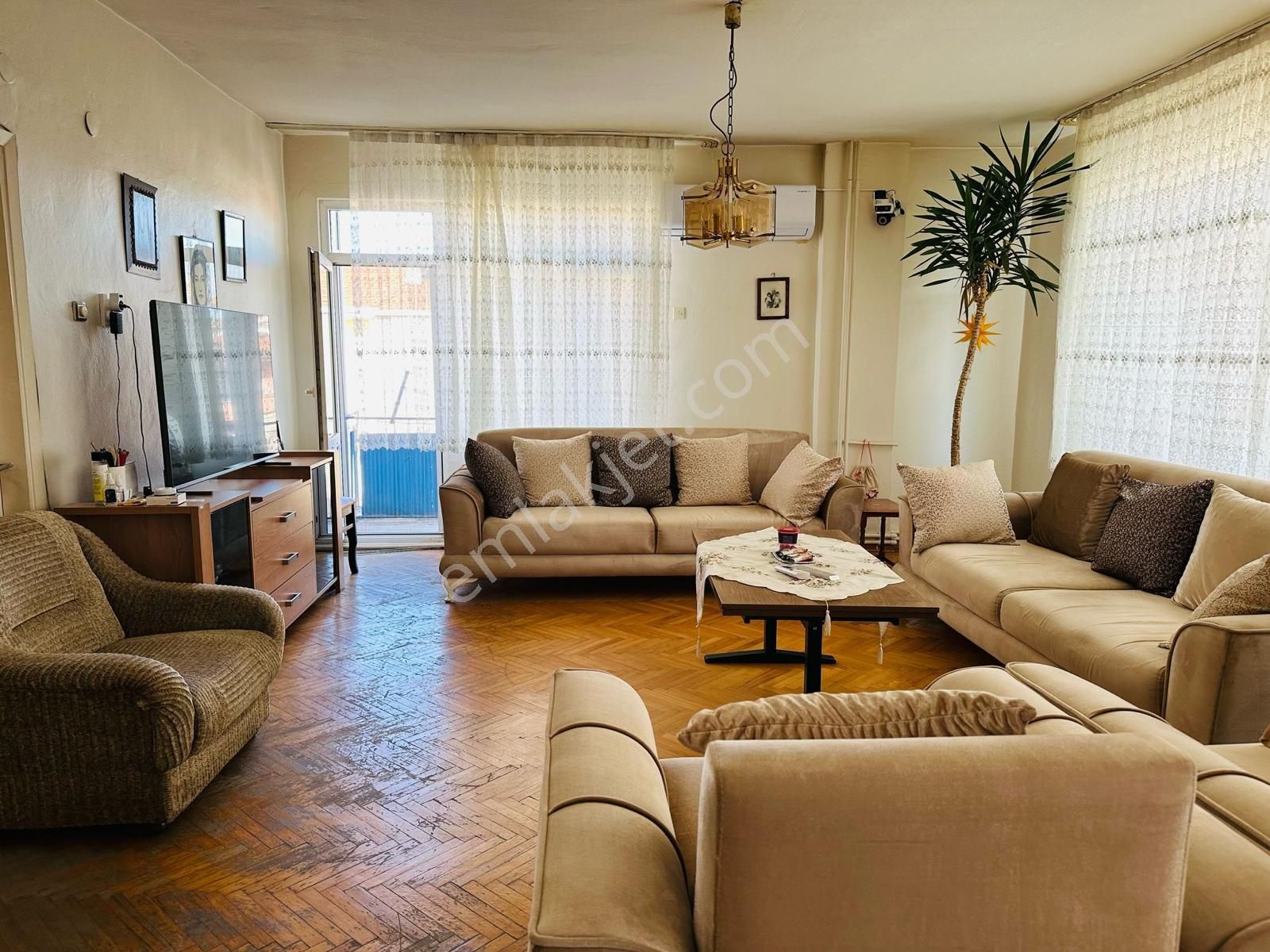 Gölcük Sahibinden Satılık 4 Daire 1 Dükkan = Komple Bina - Görsel 3