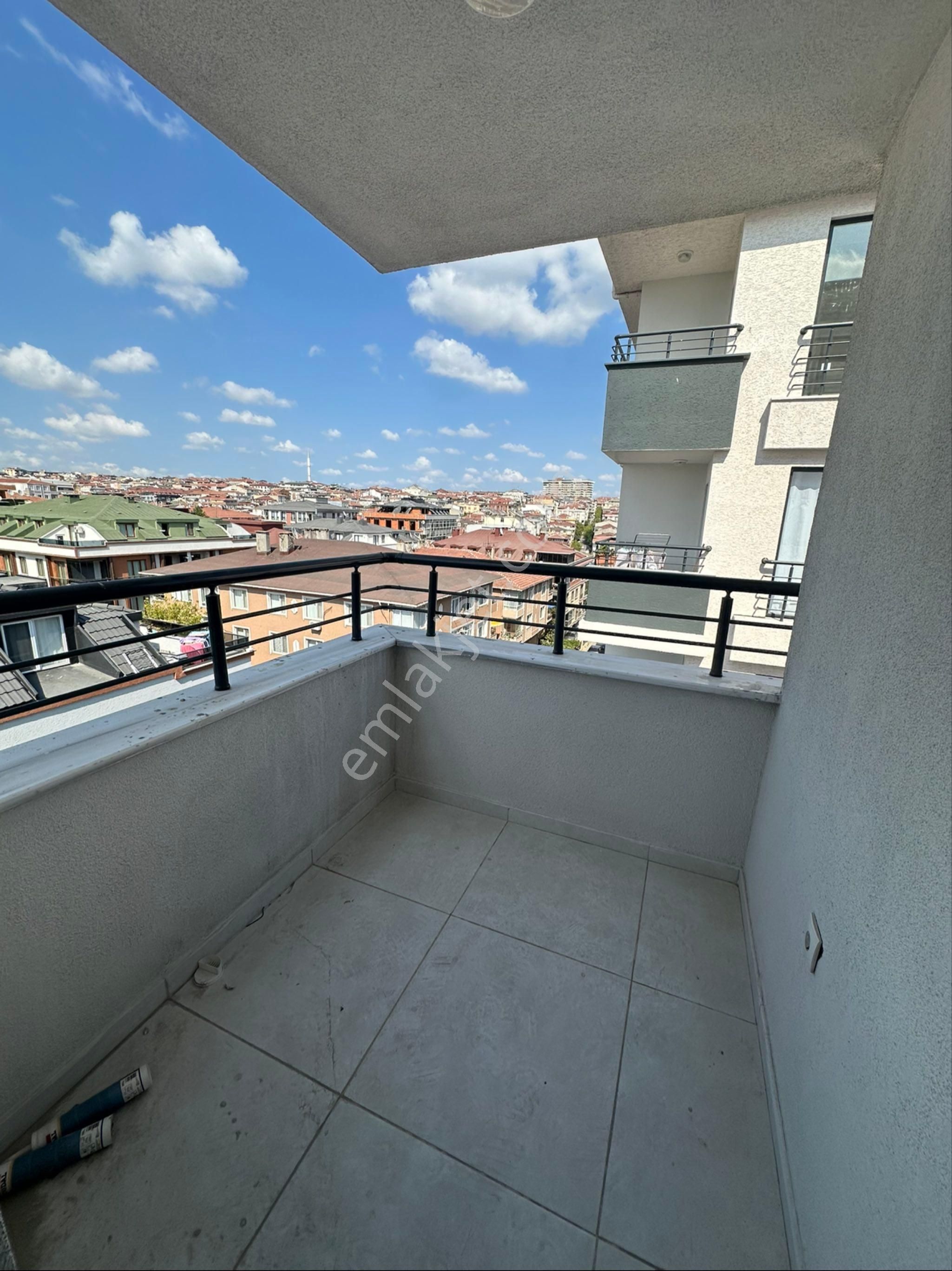 Acil Site İçinde İki Kat Otoparklı 2 + 1 Asansörlü Lüks Daire