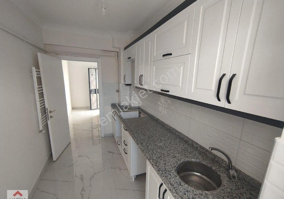 Gaziosmanpaşa'da Cadde Üzerinde 2.katta 3+1 Full Yapılı Satılık Fırsat Daire !!!