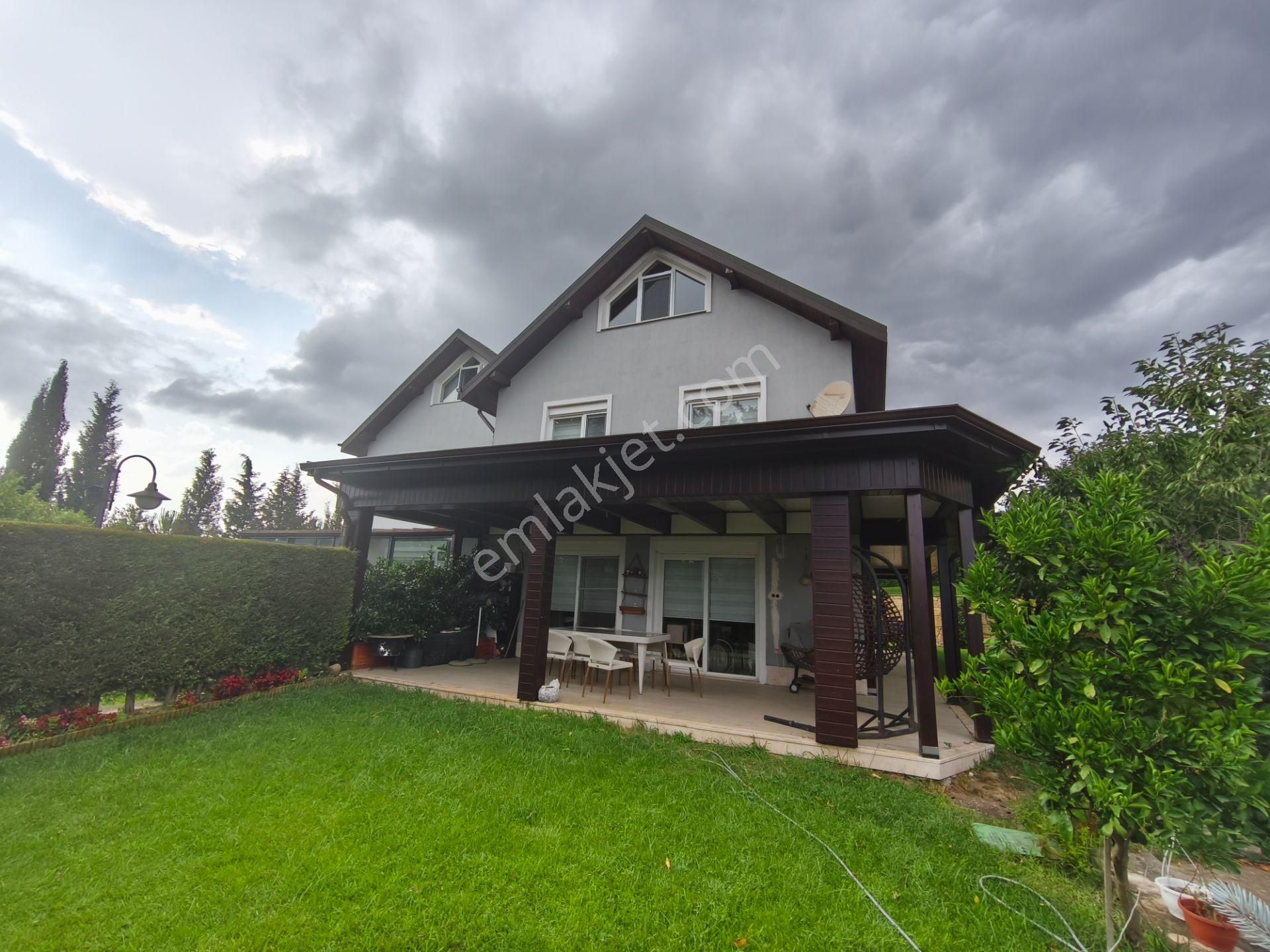 Kocaeli İlimtepe Atakent Sitesi'nde Özel 4+1 Triplex Villa