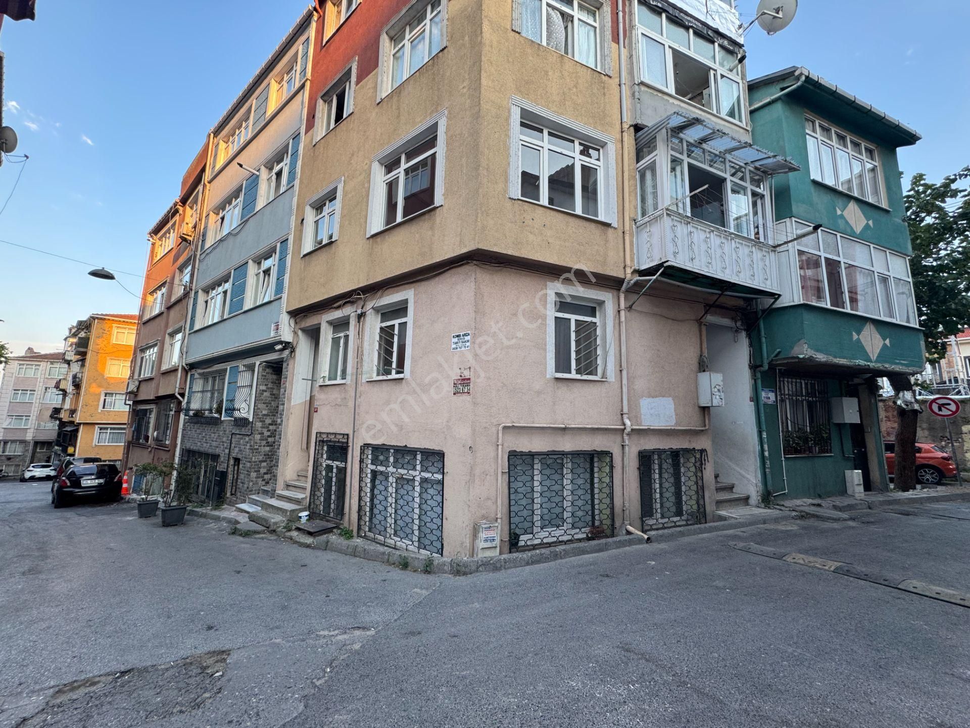 Turyap' Tan Fatih' Te Tekfur Sarayına Komşu 1.kat Kiralık Daire