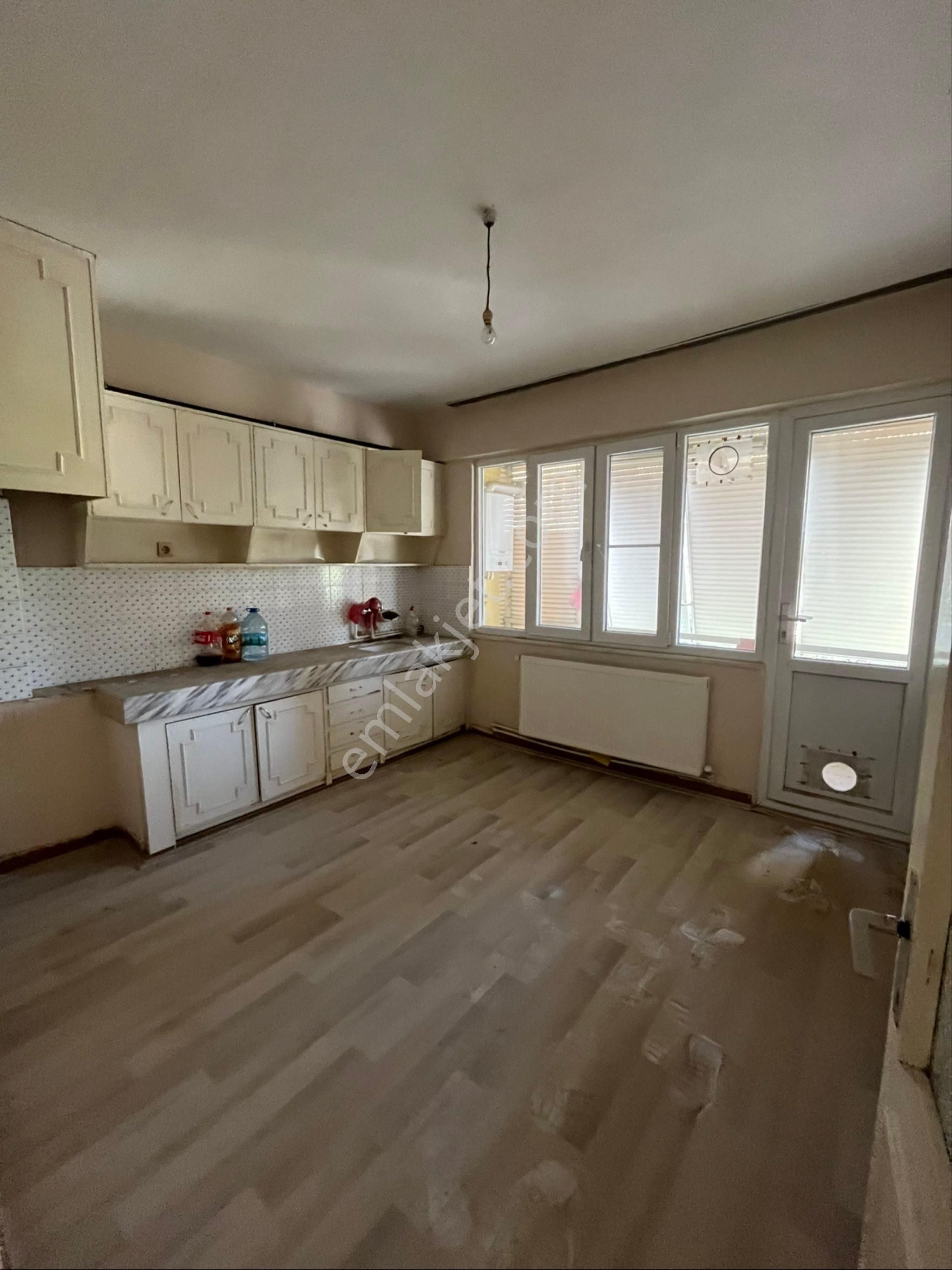 Cumhuriyet Mahallesi Diş Hastanesi Sokağında Köşe Başı 3 Katlı Kat Mülkiyetli Komple Satılık Bina - Görsel 11