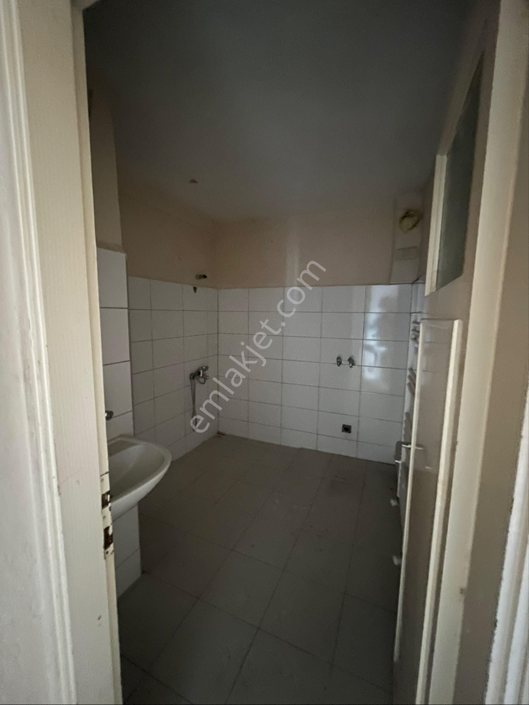 Cumhuriyet Mahallesi Diş Hastanesi Sokağında Köşe Başı 3 Katlı Kat Mülkiyetli Komple Satılık Bina - Görsel 16