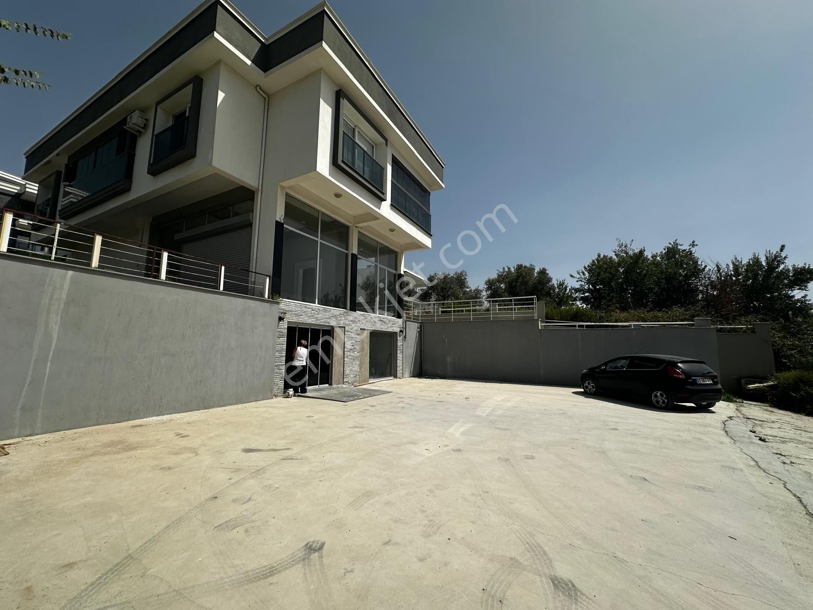 Kuşadası Karaova Cadde Cepheli 300 M2 Teras 250 İç Kullanım