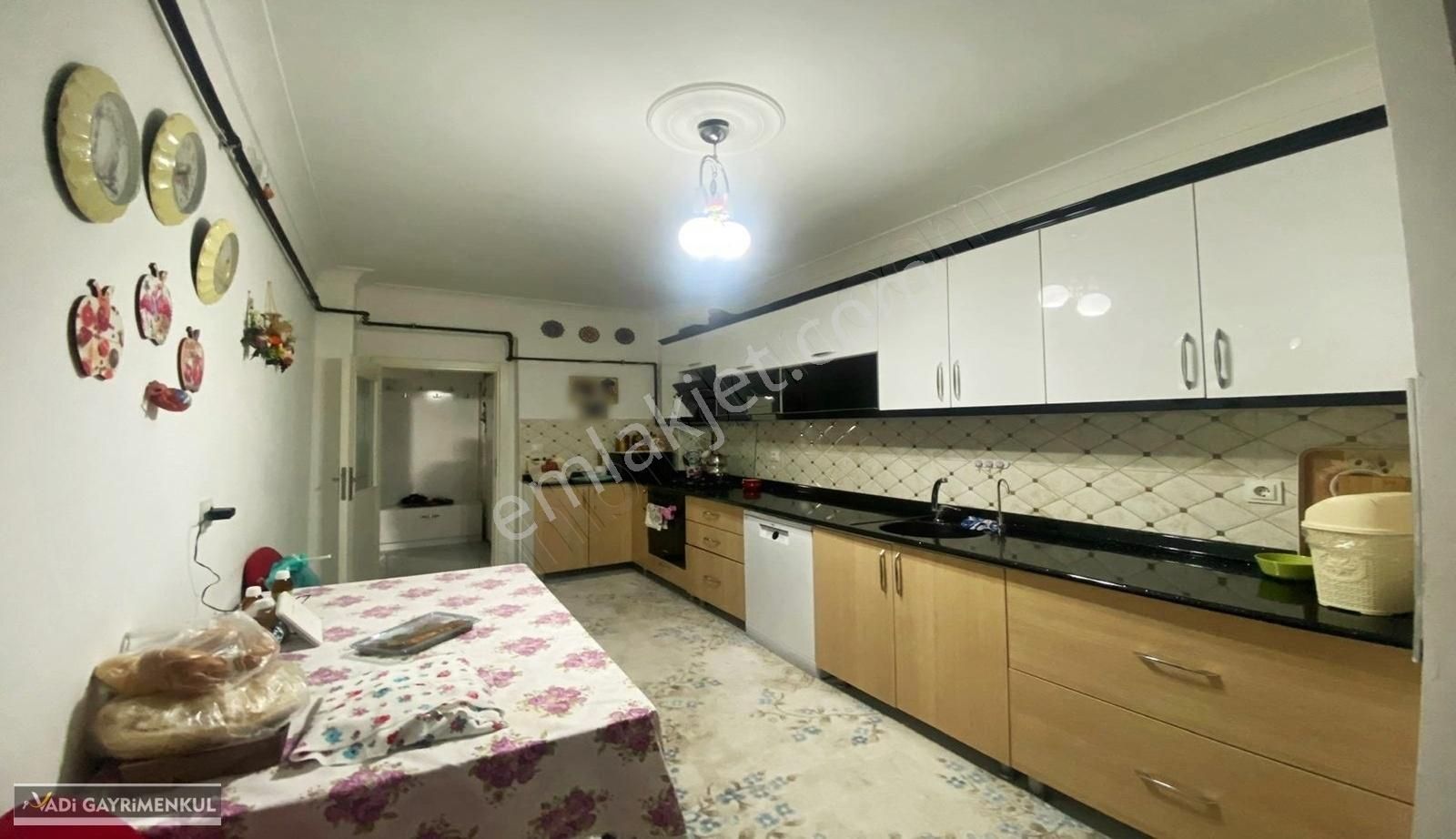 Vadi'den Karakayada- Katta- Yeni Bina-çift Banyo-çift Balkon-4+1