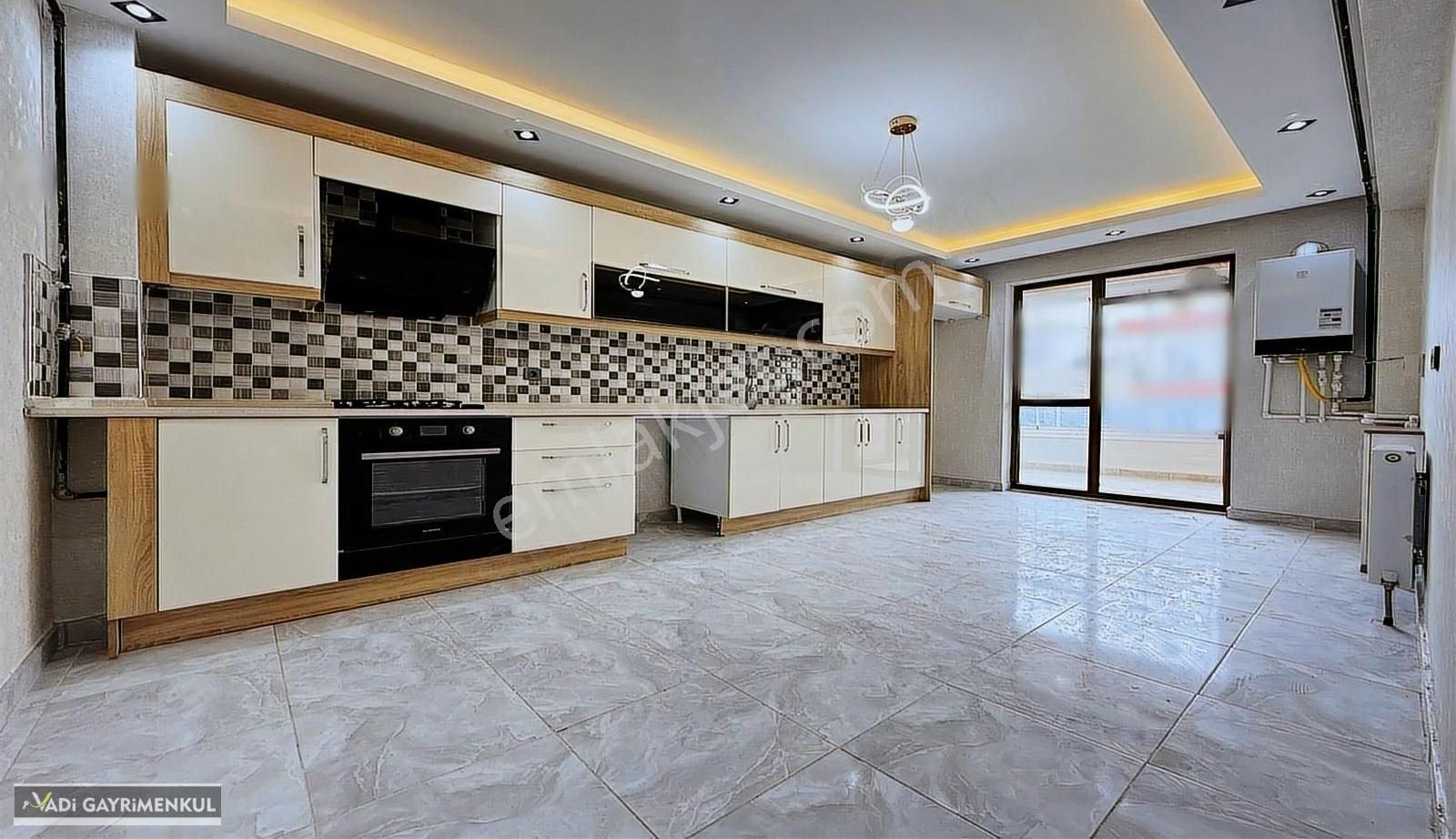 Vadi'den Karakayada Katta İskanlı Full Yapılı E.banyolu 4+1 !