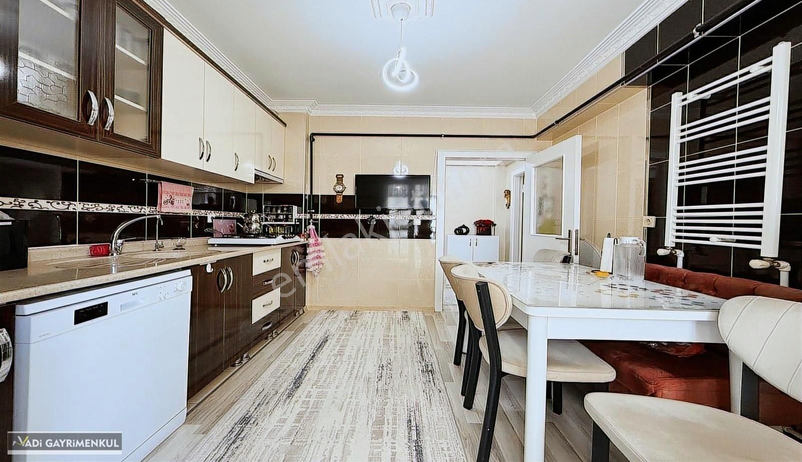 Vadi'den Yükseltepede İskanlı Ara Kat Cadde Üstü 3 Balkonlu 3+1