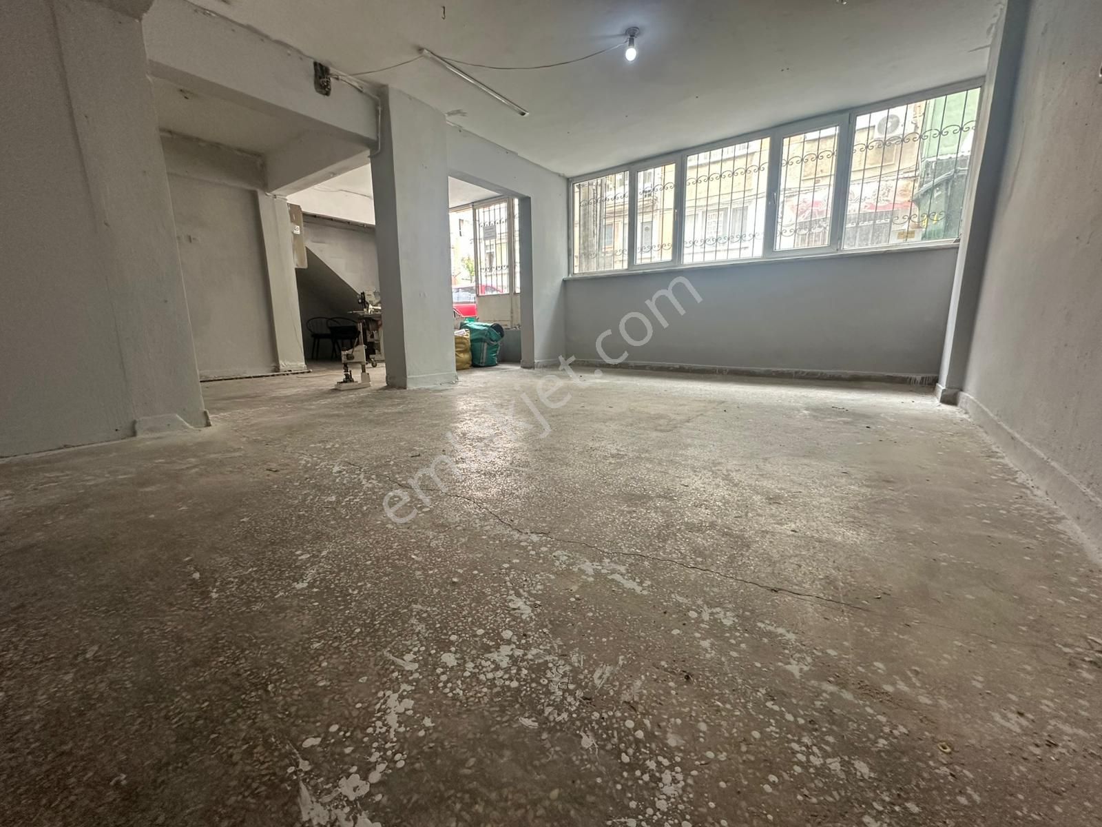 Sanayi Elektrikli Cadde Üzeri 2 Katlı Bahçeli Kiralık Dükkan