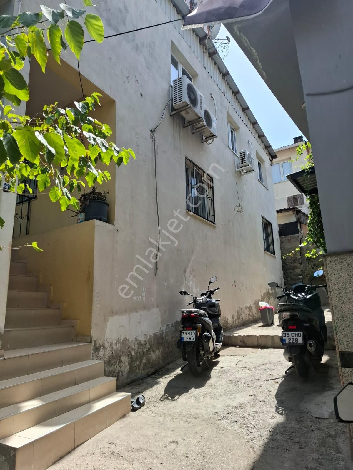 Yamanlar Çeşme Durağı 7345 Sokak No.30 Da 128m2 Mustakil Konple 2 Katlı