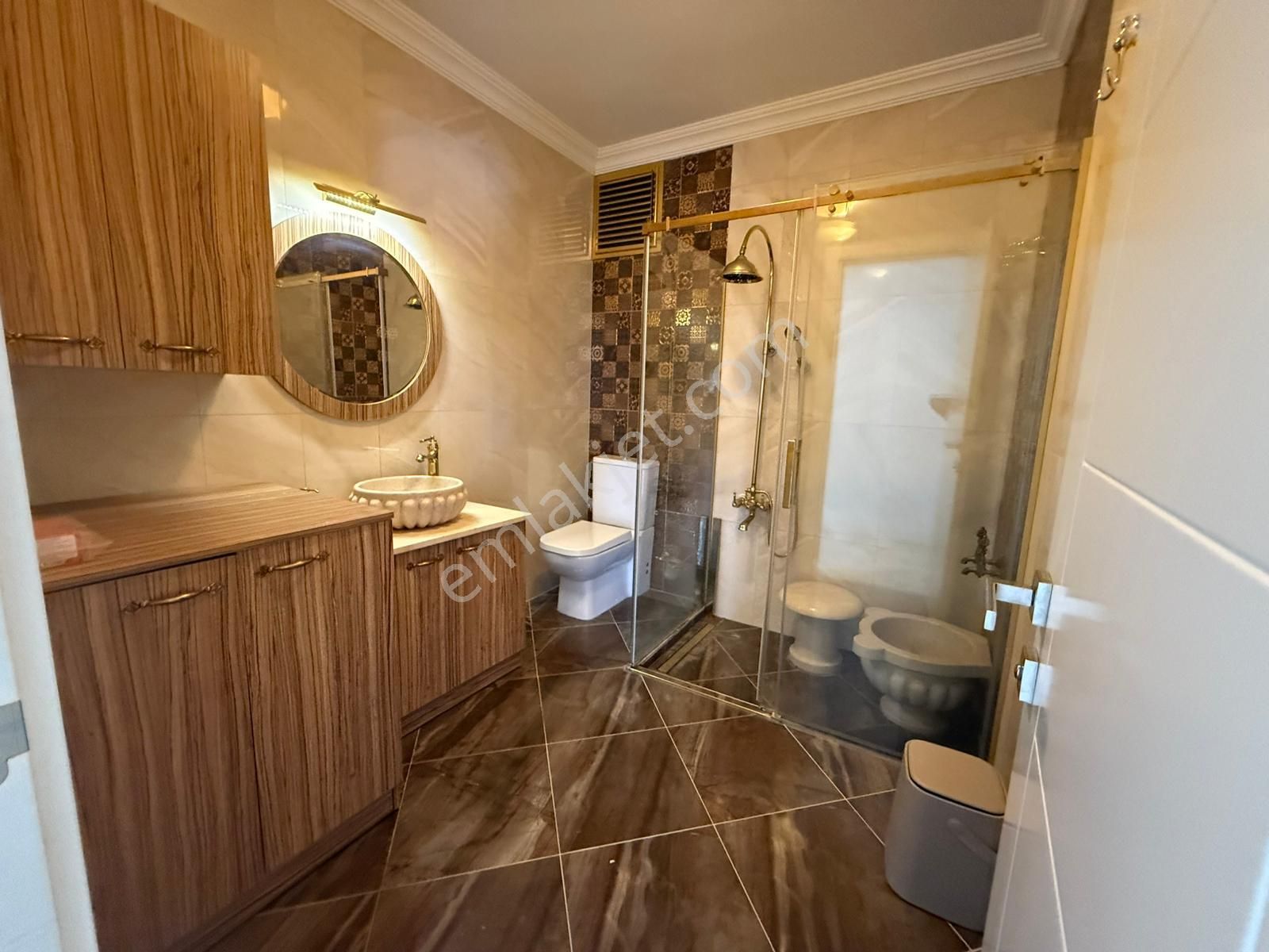 Remax Anı 'dan Çengelköy 'de Geniş 4+1 Kiralık Daire - Görsel 28