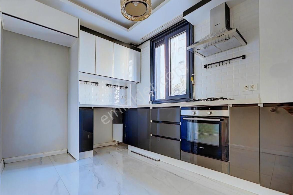 Kozyatağı Bayar Cad. 3+1 125 M2 Ara Kat Genç Bina 6 Yaş Boş İskanlı Daire