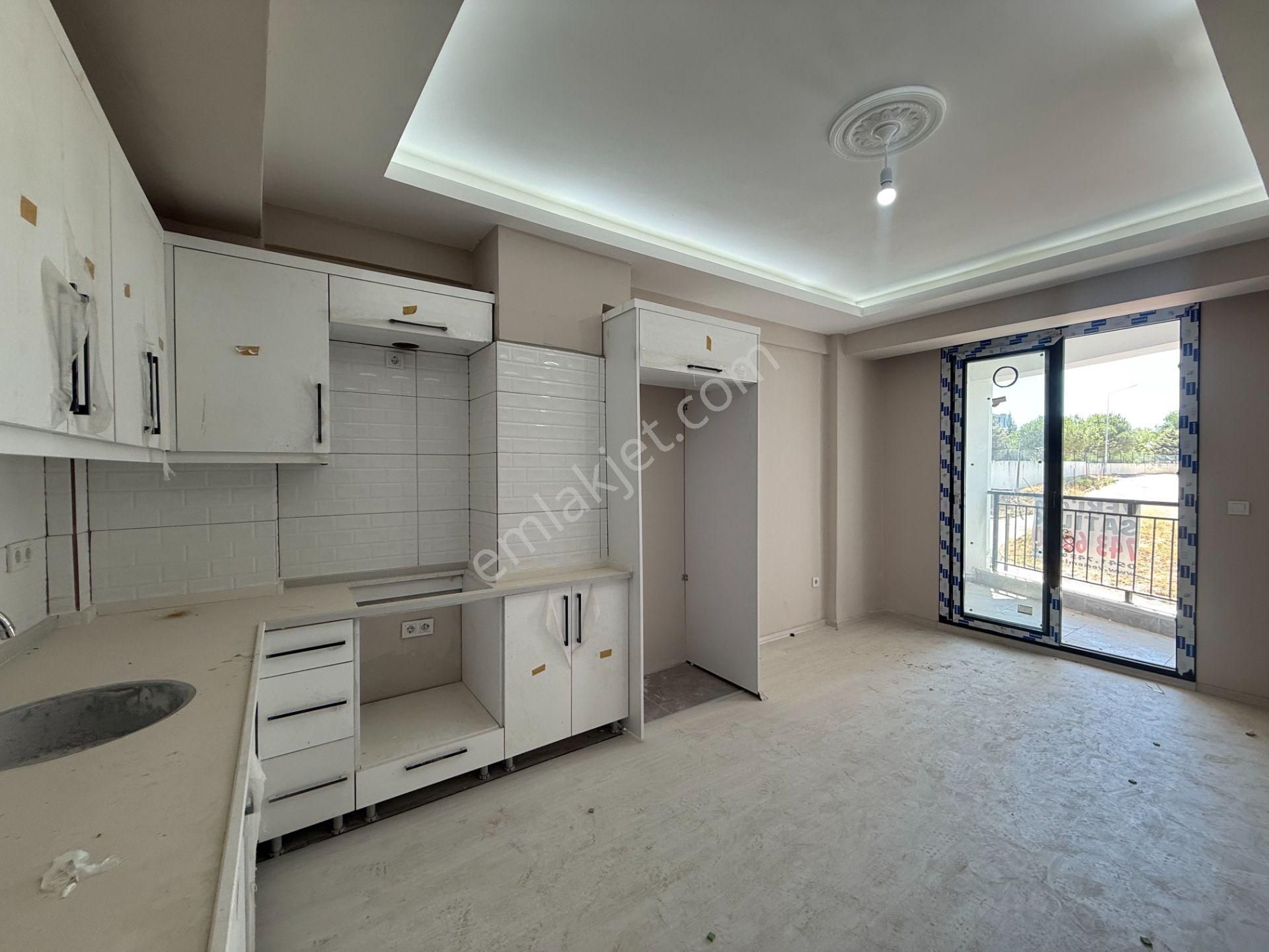 Seferihisar Devlet Hastanesi Yakınında, Sıfır, 1+1 Satılık Daire – Kapalı Otoparklı, Balkonlu