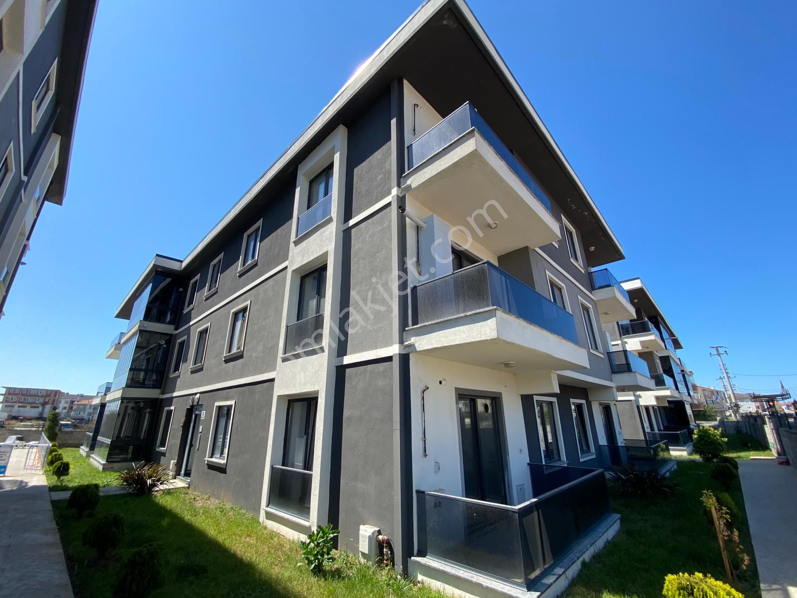Sıfır ! Karasu'da Havuzlu Site İçerisinde Yüksek Giriş 2+1
