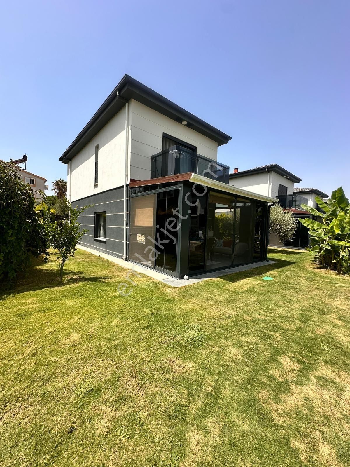 Davutlar Sahilinde Havuzlu Site İçerisinde Müstakil Villa