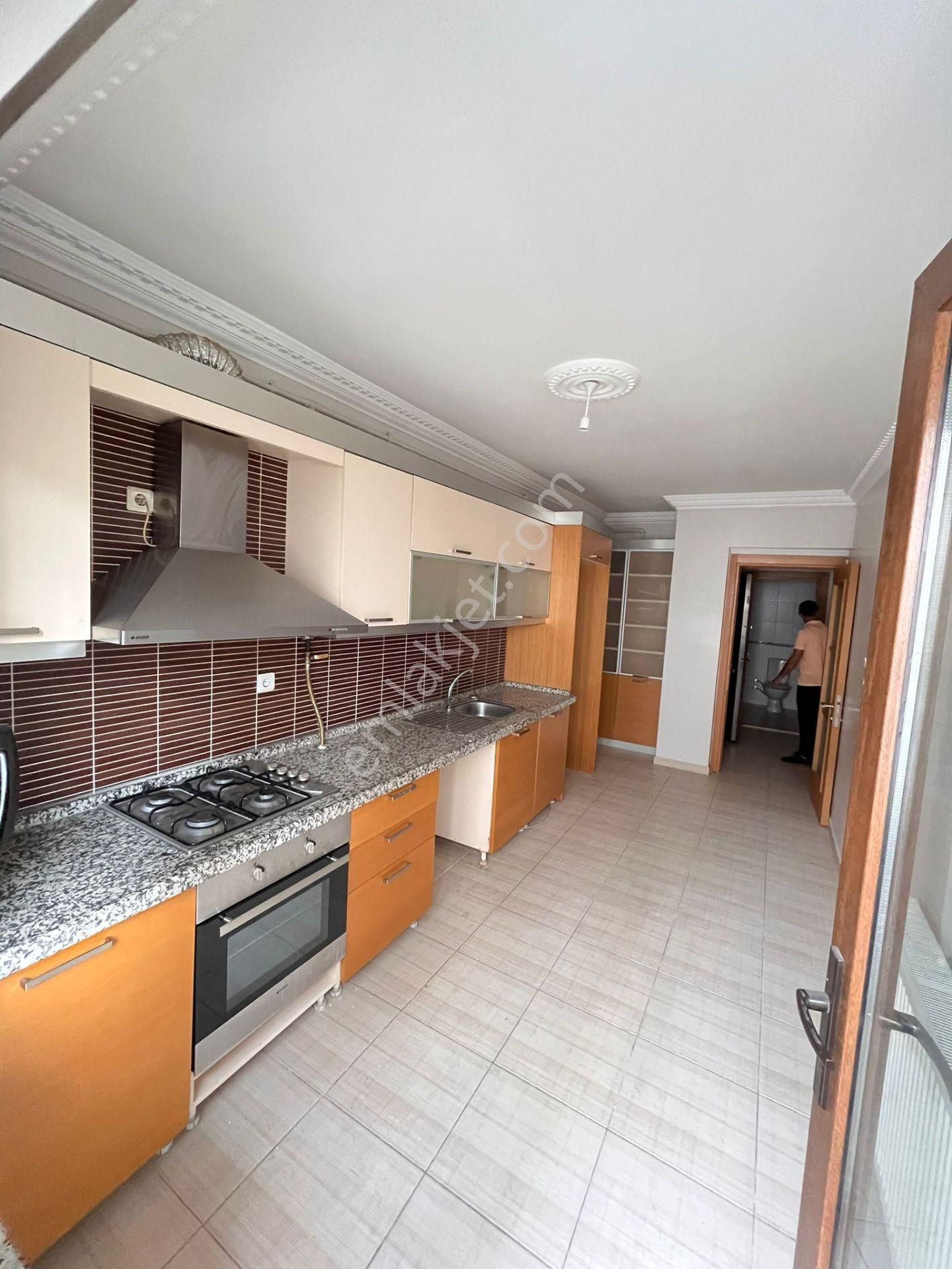 Muhittin Mahallesinde 3+1 Satılık 12 Yıllık İskanlı Daire