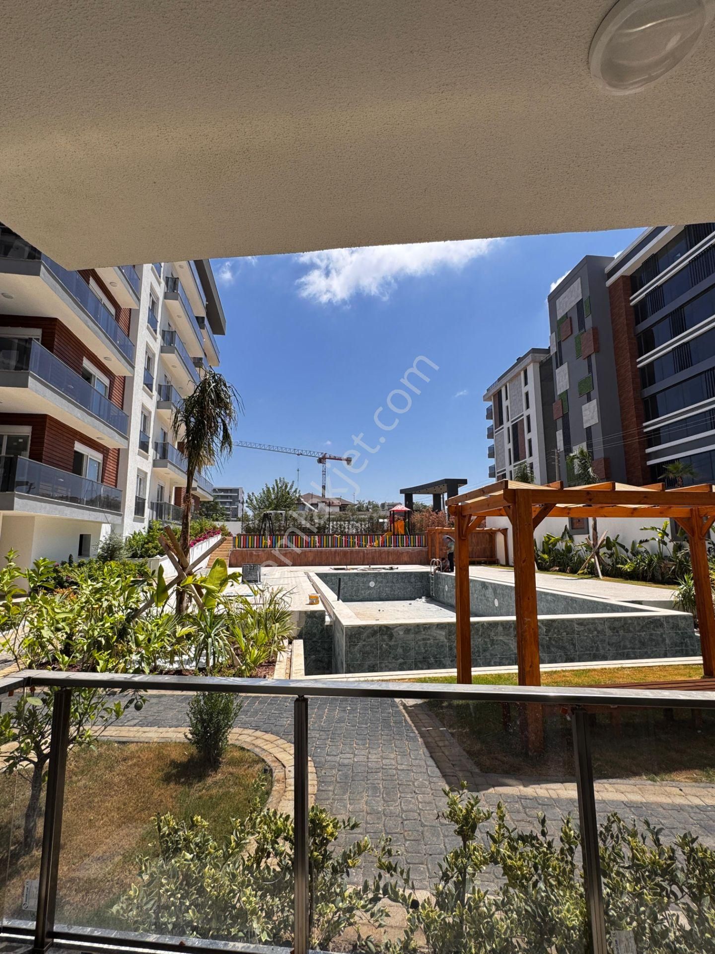 Aksu Altıntaş’ta Bahçe Kat, Havuz Cepheli, Lüks 1+1 Kiralık Daire!