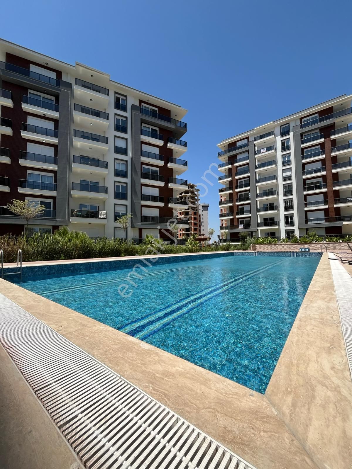 Aksu Altıntaş’ta Ara Kat, Havuz Cepheli, Lüks 1+1 Kiralık Daire!