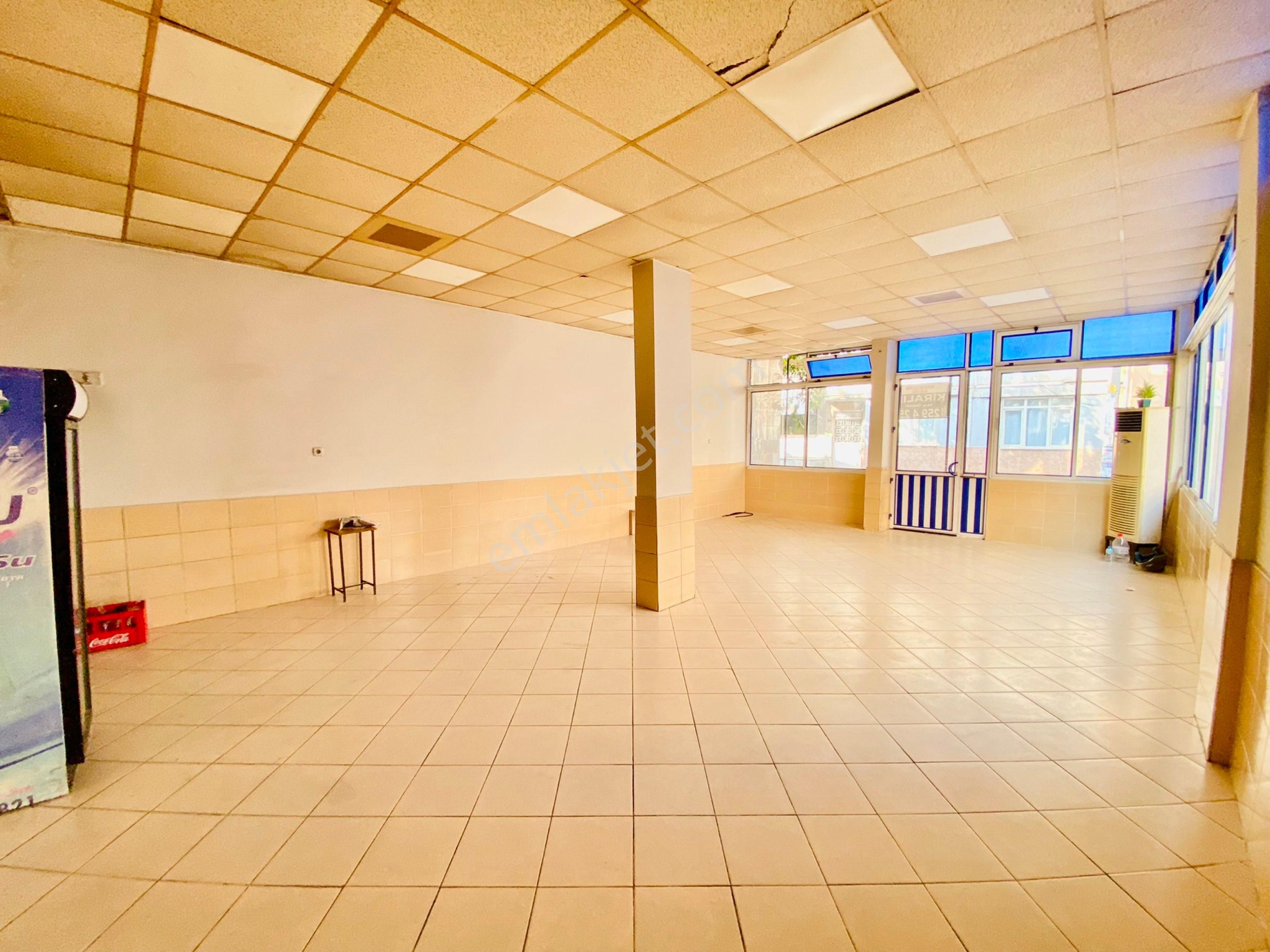 Karabağlarda İşlek Lokasyonda Cadde Üstü Kiralık Geniş Dükkan