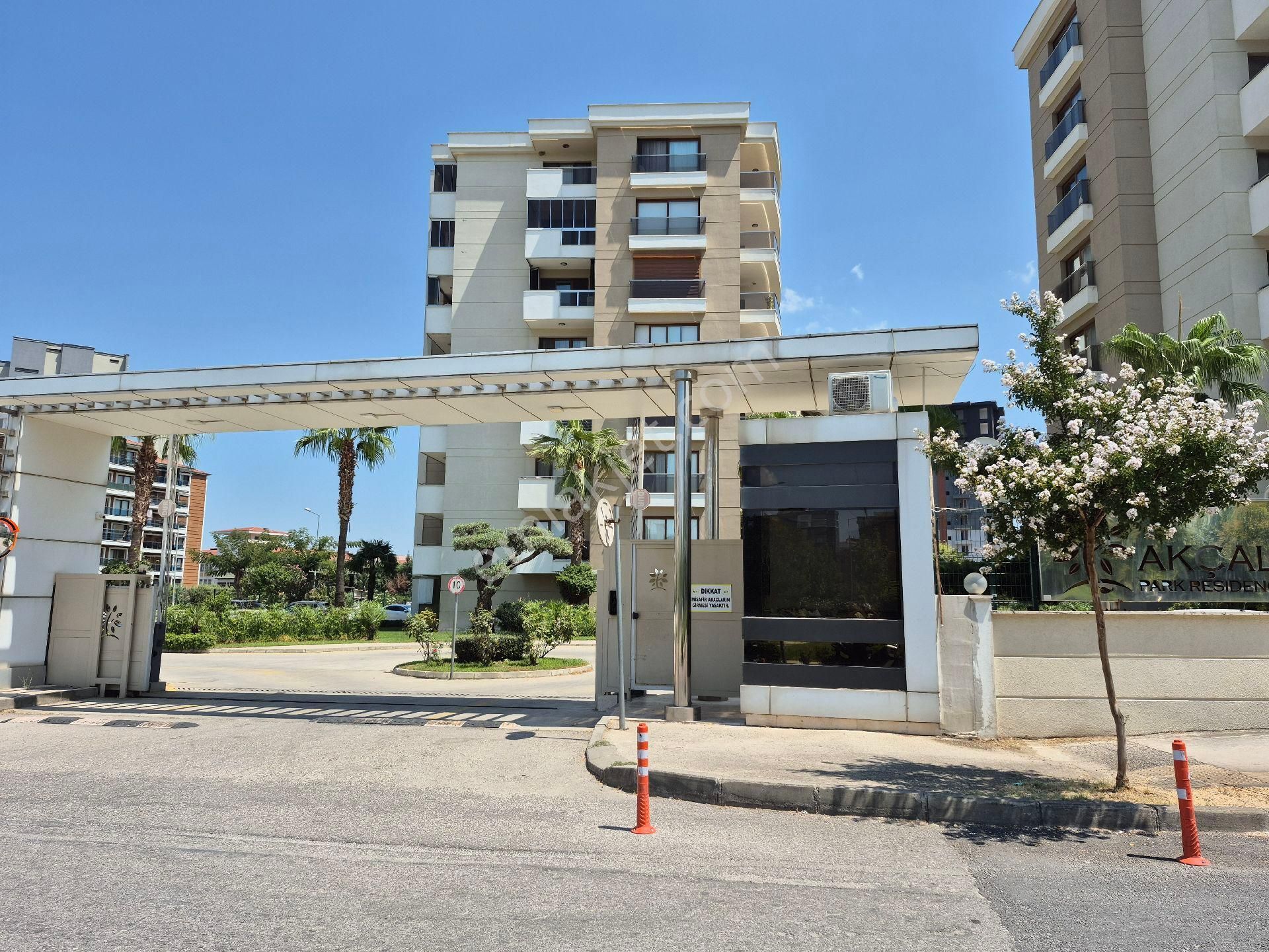 Yunusemre Güzelyurt Mahallesi 'nde Satılık 240 M2 Daire