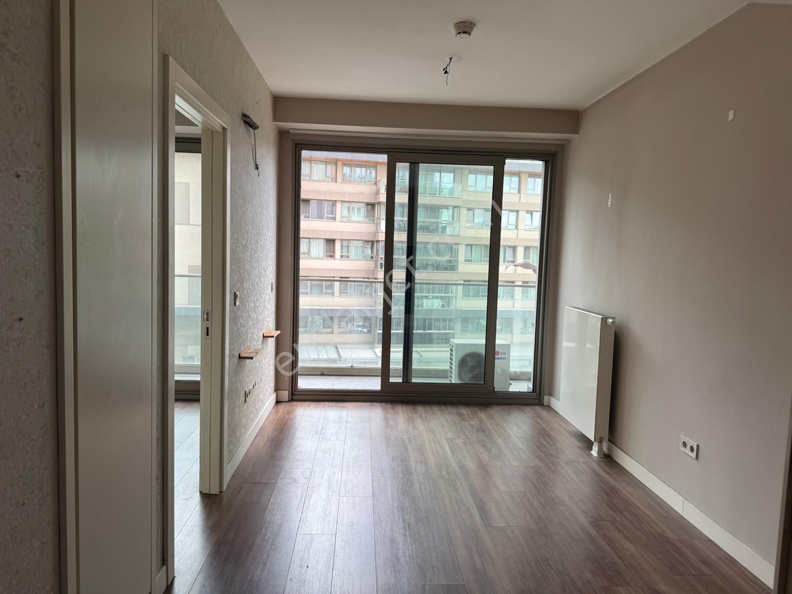 Satış Ve Kiralama Ofisinden Boş Teraslı Kiralık 1+1 Daire