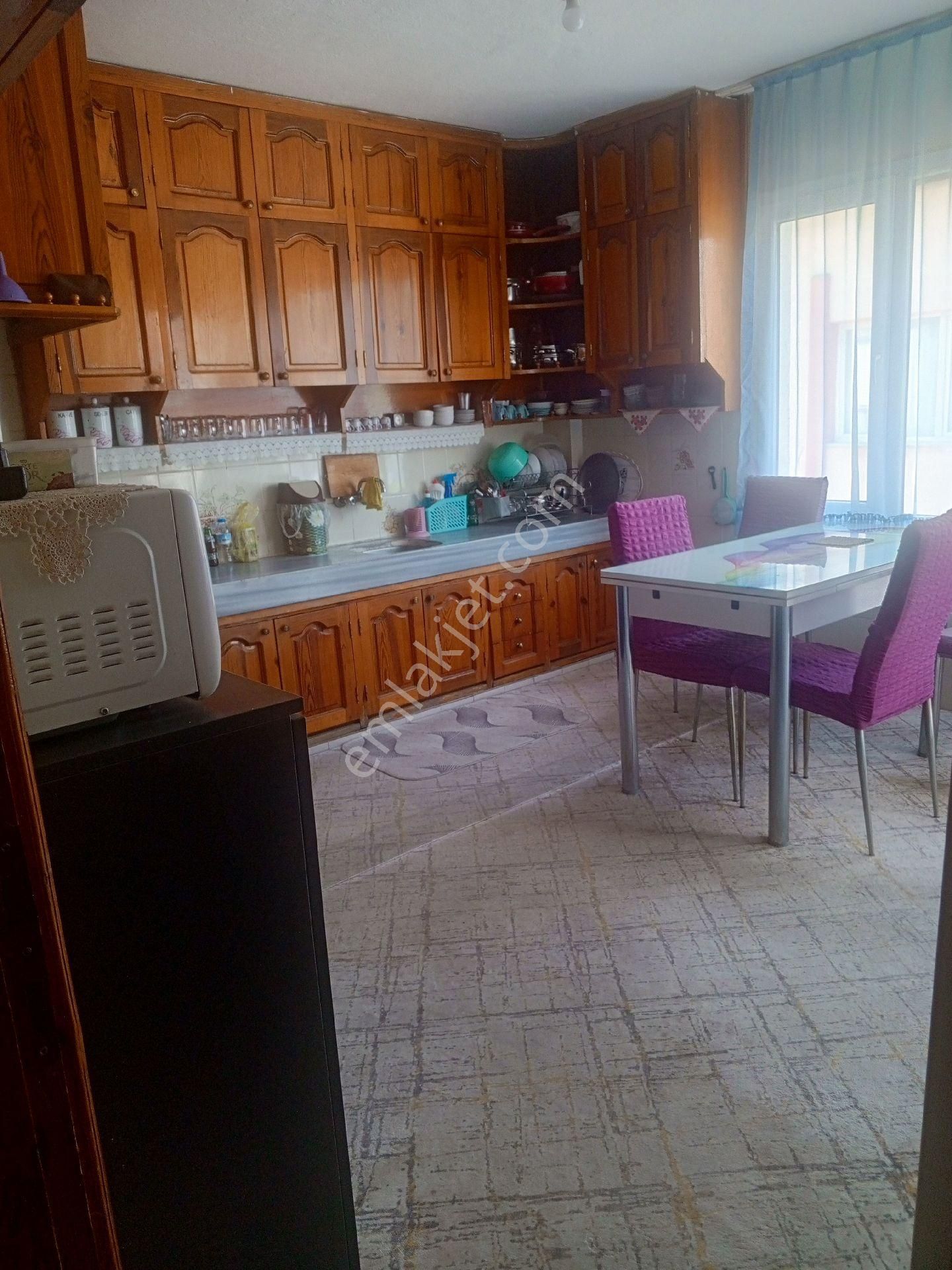 Salihli Evim Emlaktan Cumhuriyet Mahallesinde Pazar Pazarı Yanında Geniş Daire
