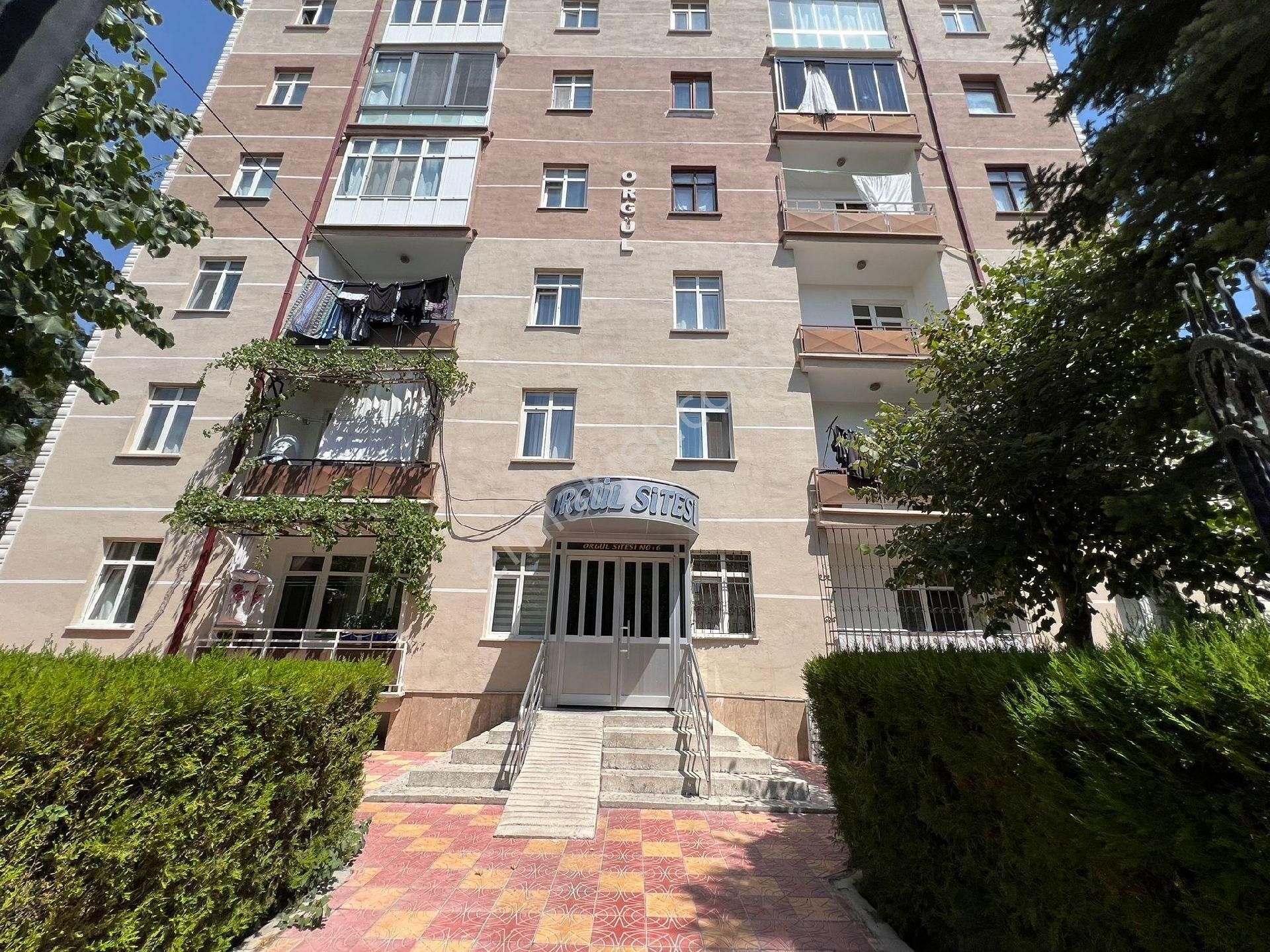 Malazgirt Mah. İstanbul Cad. Zafer Sanayii Sitesi Yakını 2.5+1 Arakat Satılık Daire
