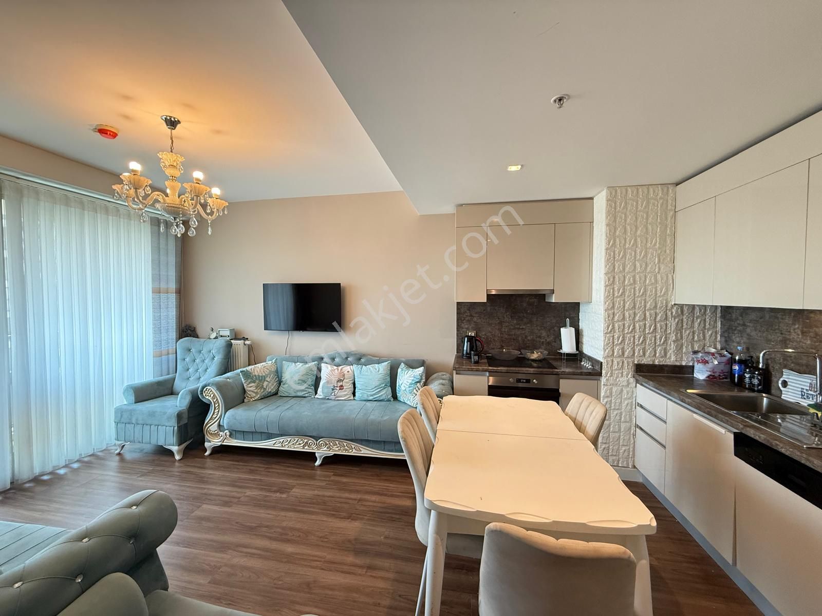Satış Ve Kiralama Ofisinden Eşyalı Balkonlu Boş 2+1 Daire