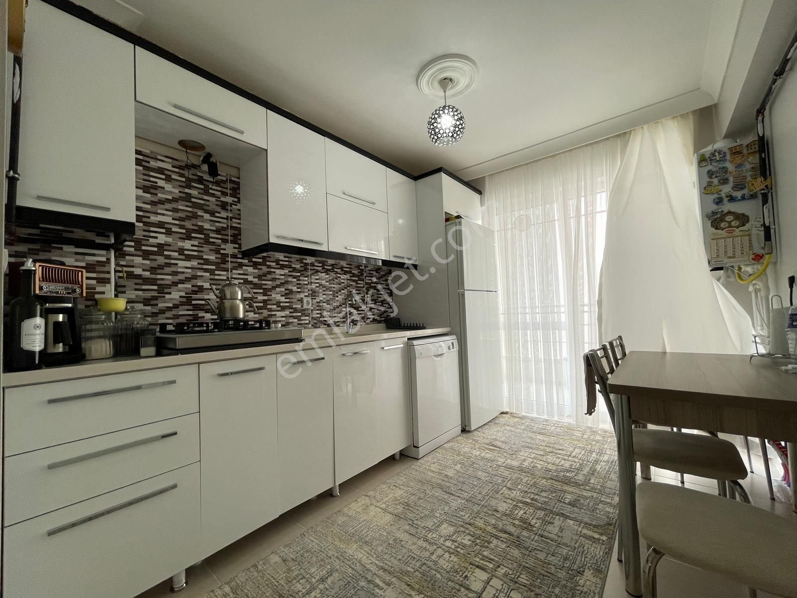 Kariyer'den Ara Kat Asansörlü İskanlı Yapılı Acil Satılık Daire