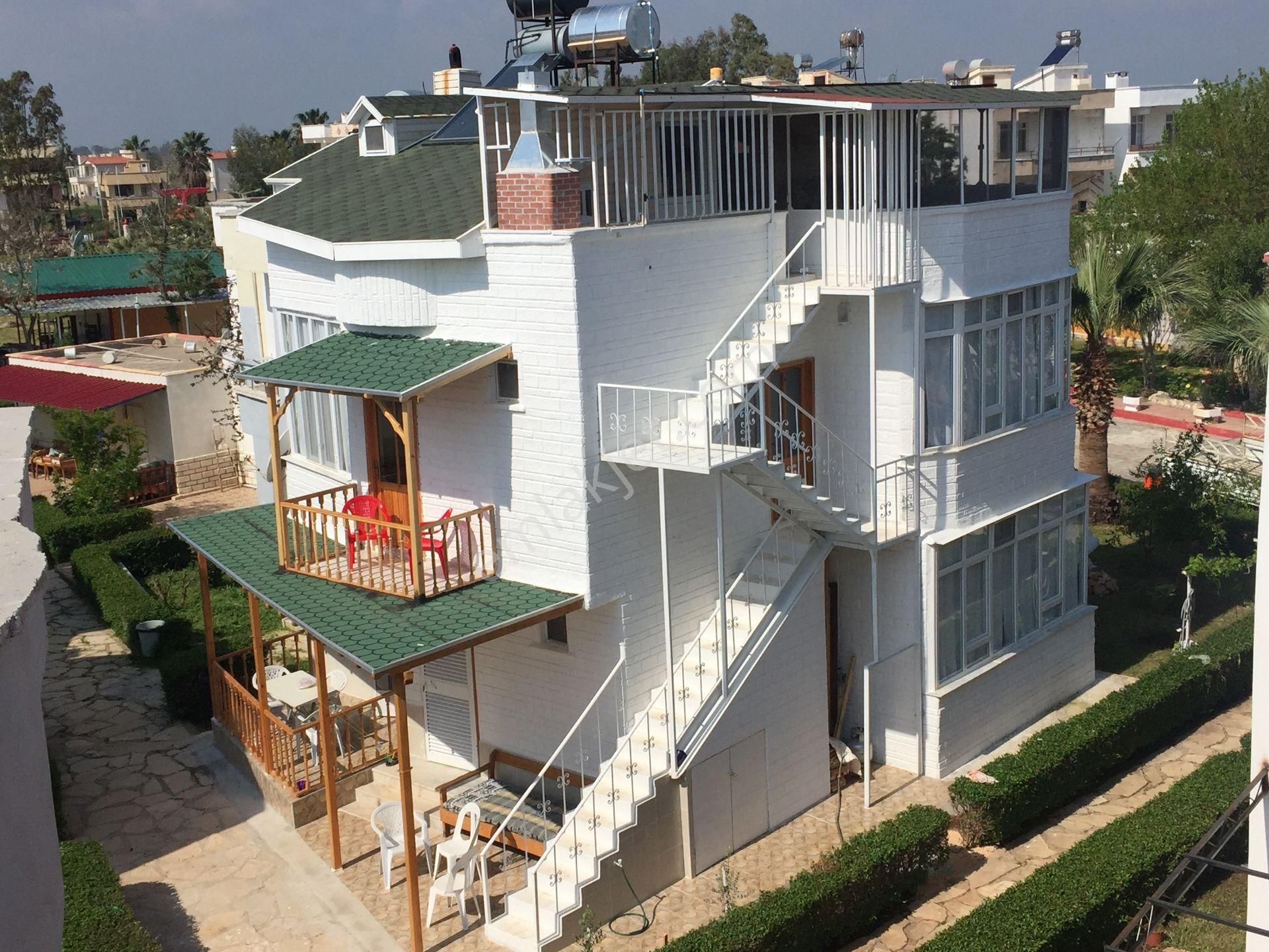 Silifke Arkumda Havuzlu Sitede Satılık 3 Katlı Yazlık