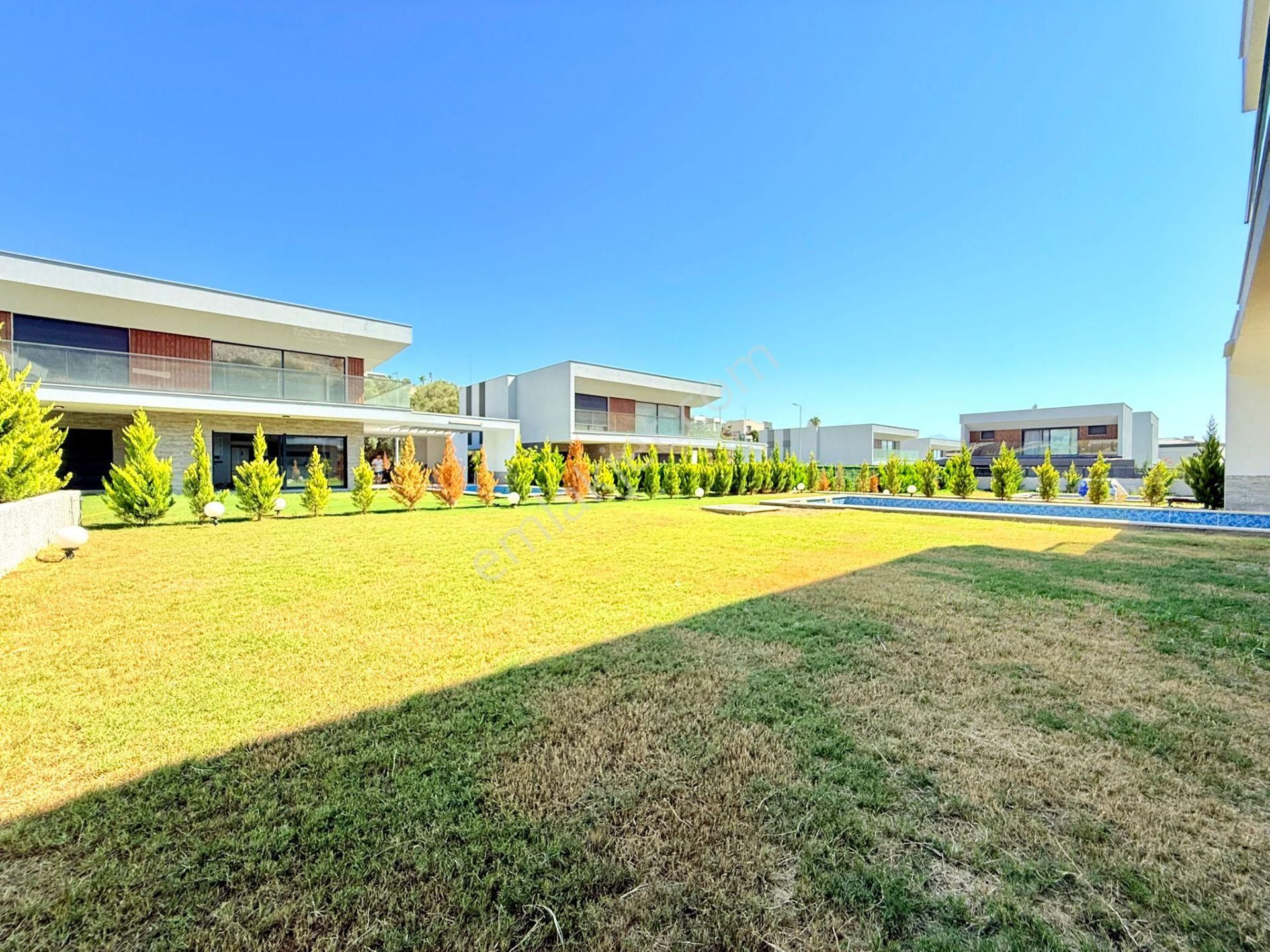 Merkeze Yakın-7/24 Güvenlik-özel Havuz/otopark-500 M2 Bahçe-vrf-ultra Lüx-5+1-tamamı Müstakil