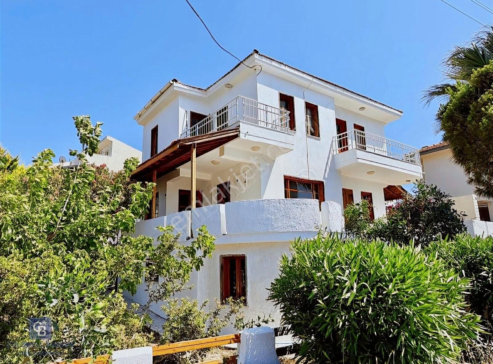Çeşme Yalı Mahallesinde Denize Sıfır Kiralık Müstakil Villa