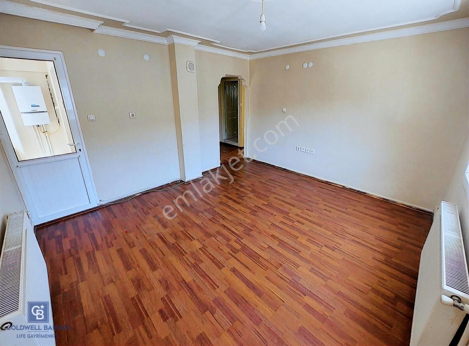 Bayraklı'da Kiralık 2+1 Merkezi Konumda Ön Cephe Daire