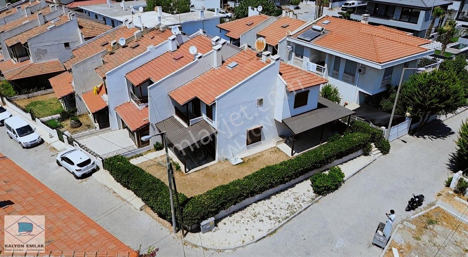 Ilıca'nın Kalbinde Satılık Köşe Bahçeli Yatırım Fırsatı Villa