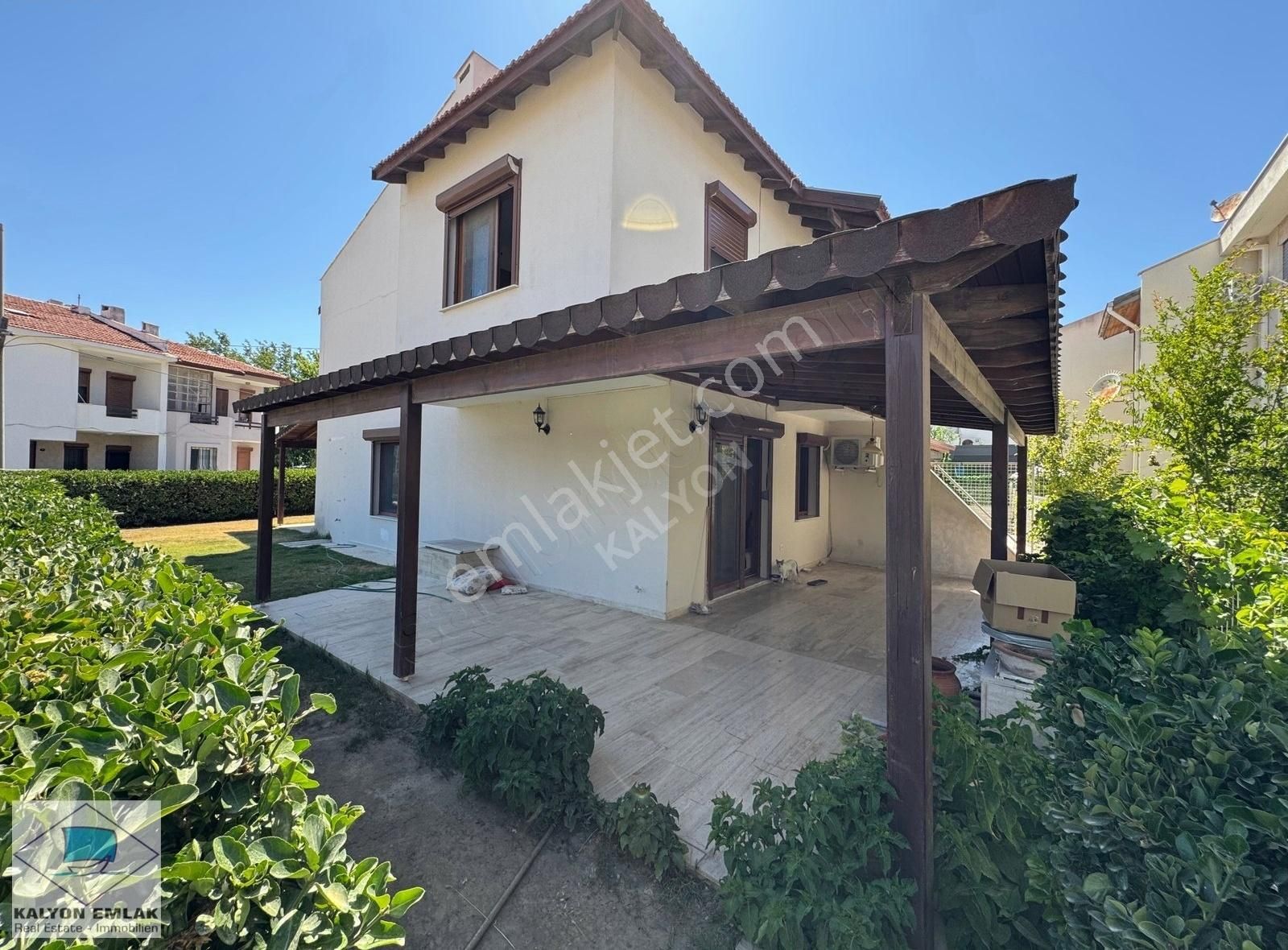 Ilıca'nın Kalbinde Satılık Köşe Bahçeli Yatırım Fırsatı Villa - Görsel 4