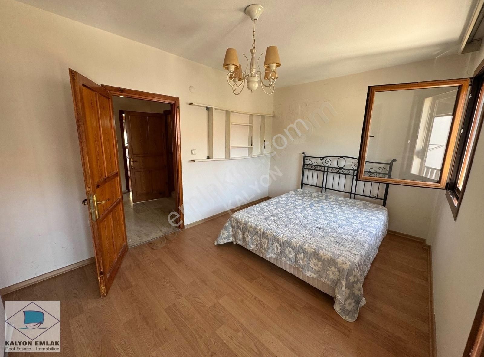 Ilıca'nın Kalbinde Satılık Köşe Bahçeli Yatırım Fırsatı Villa - Görsel 8