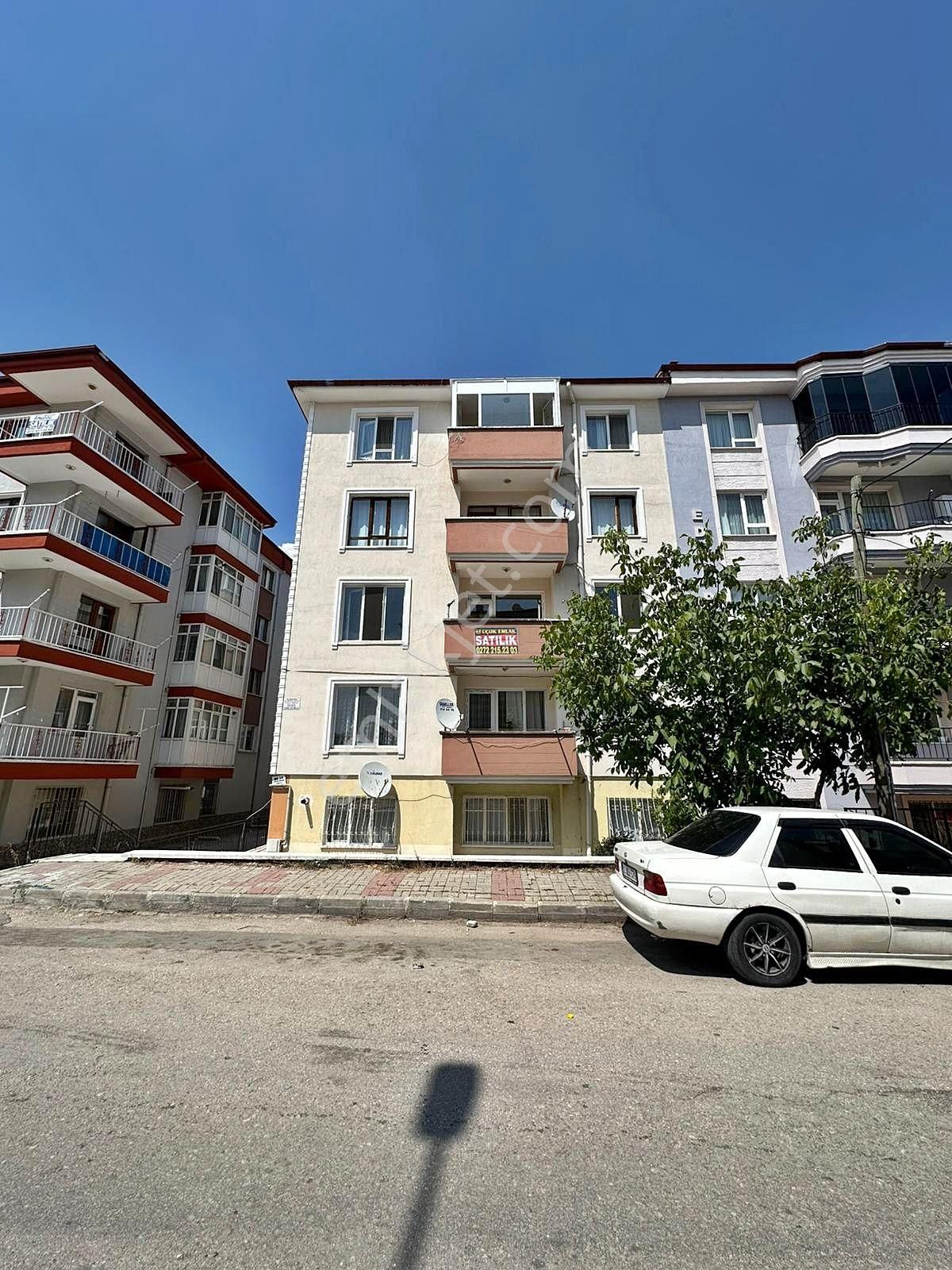 Afyon Üçok Emlaktan Fatih Mah Satılık 3+1 Arakat Fırsat Daire