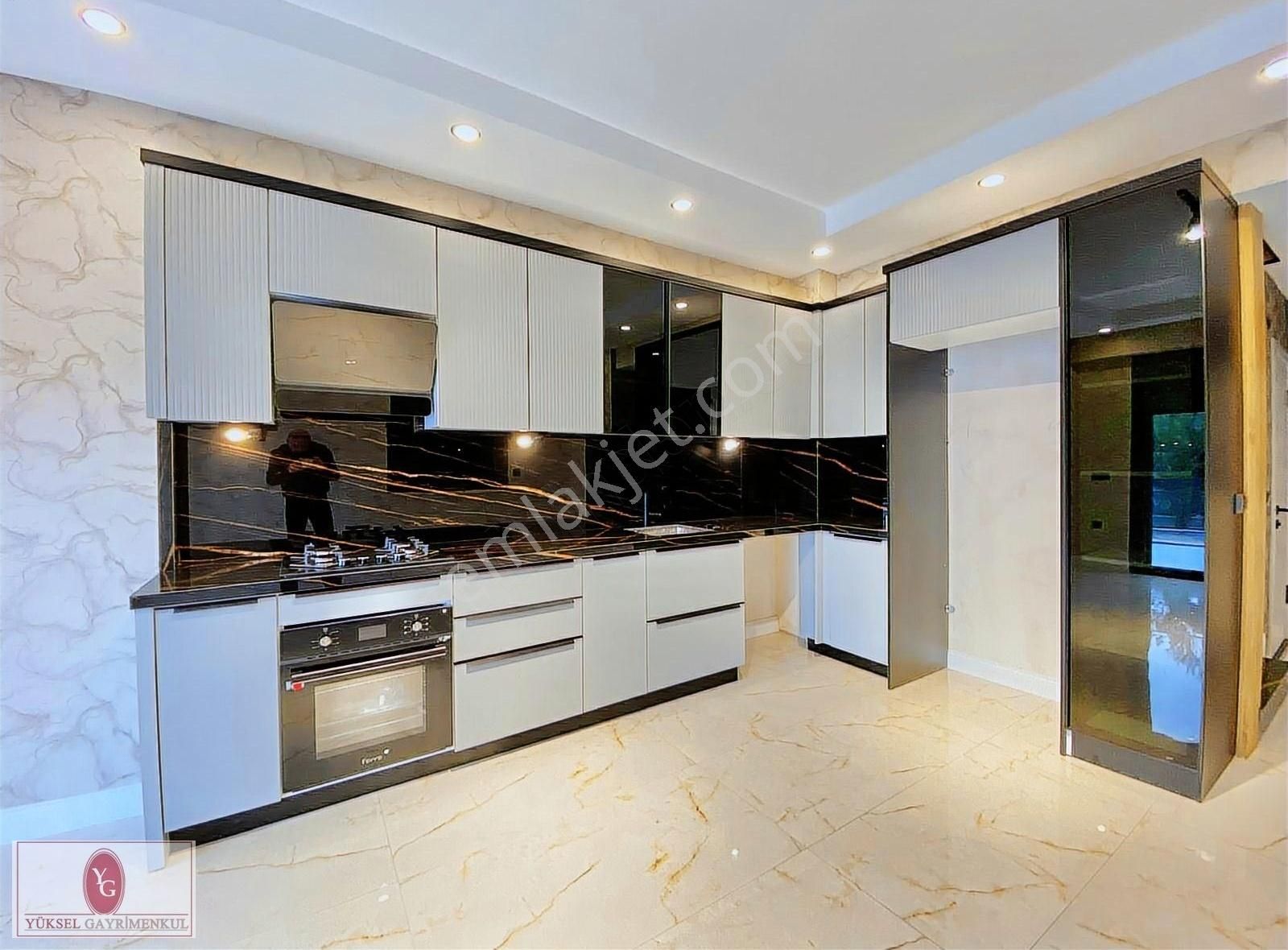Yükselden Doğanın Kalbinde Deniz Manzaralı Ultra Lüx 3+1 Villa