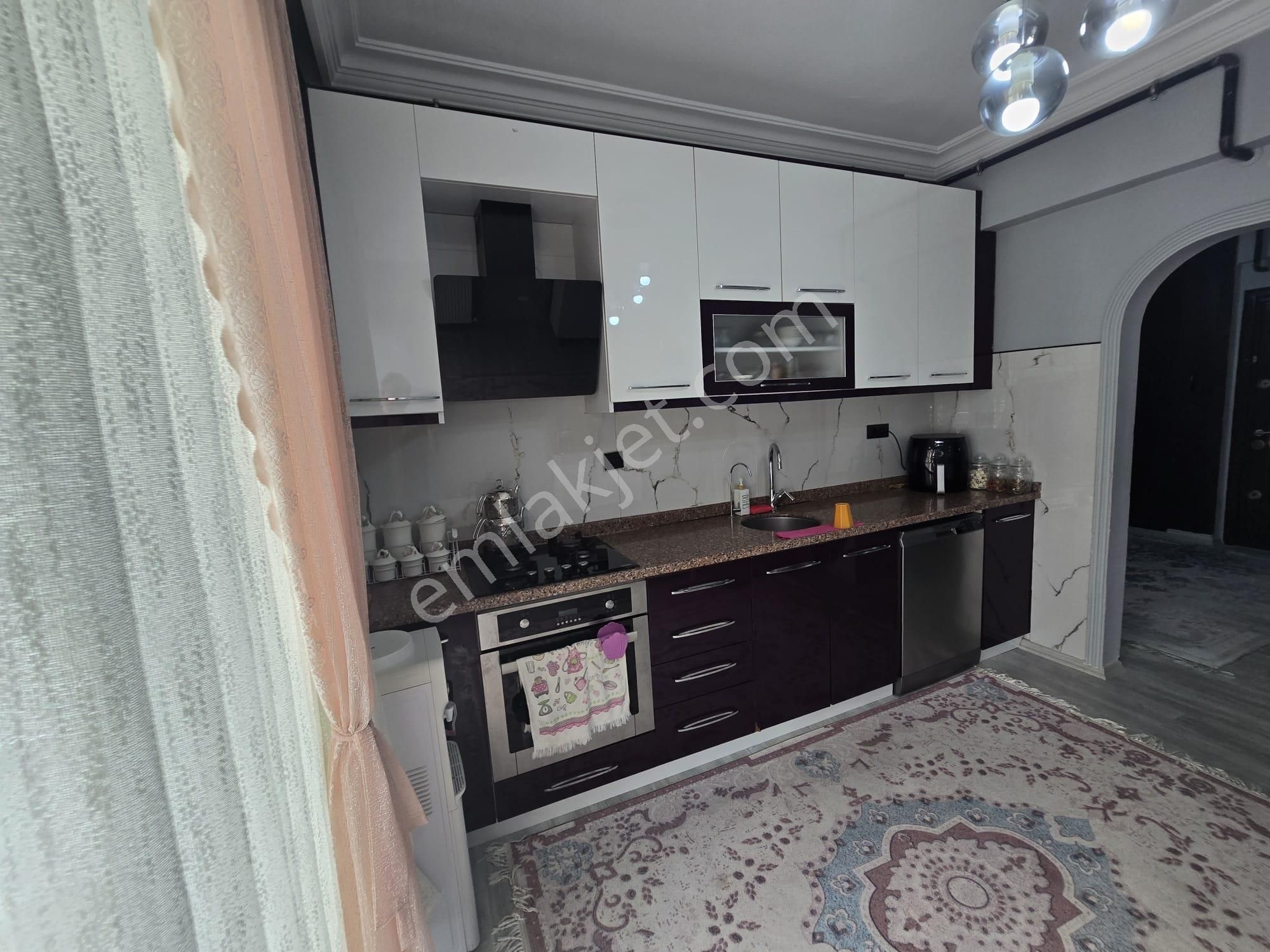 Karınca'dan Cadde Üzeri D.gazlı B.mutfak Havuzlu Satılık 3+1 !