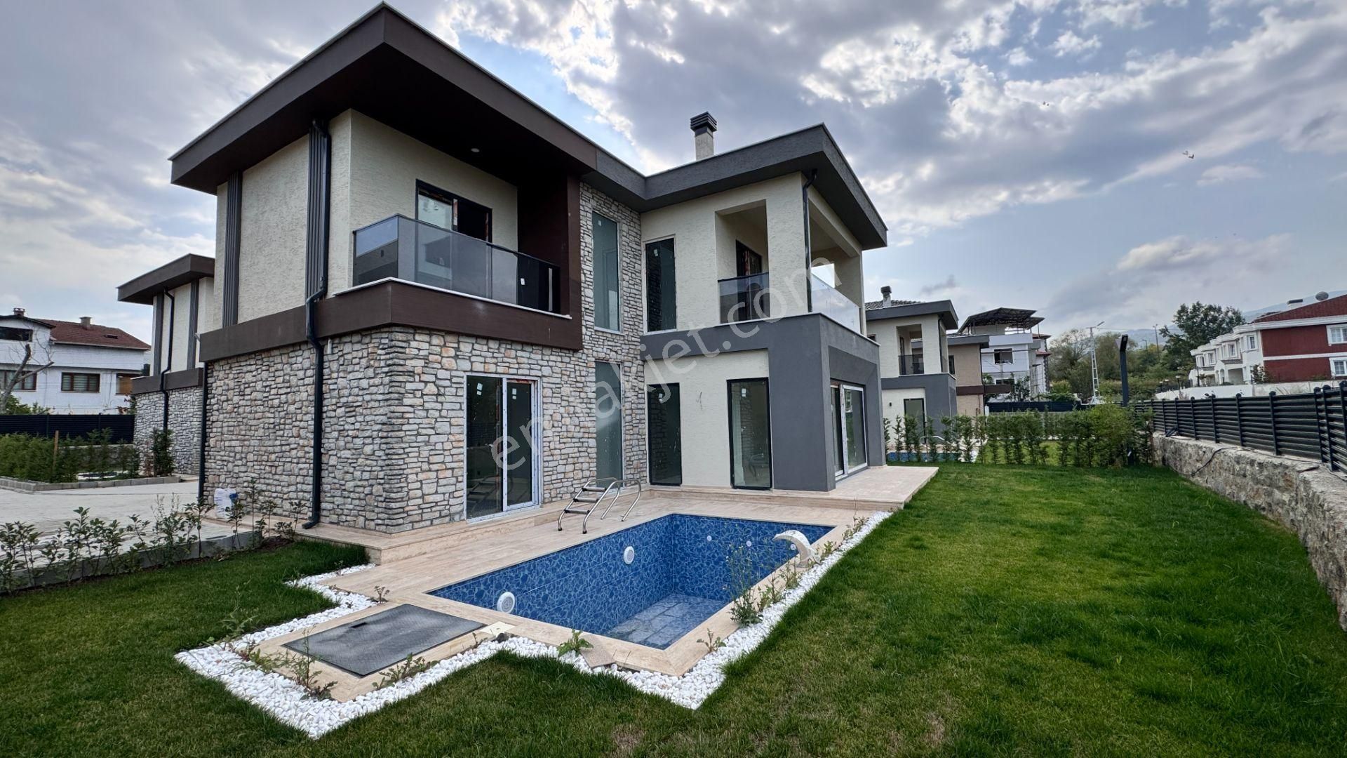 Sapanca Sıfır Site İçi Müstakil Kiralık 4+1 Villa