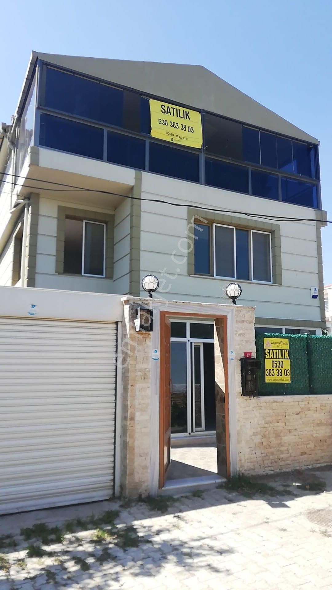 Büyükçekmece Güzelce'de Full Tadilatlı 4+2 Deniz Manzaralı 225 M2 Tripleks Villa