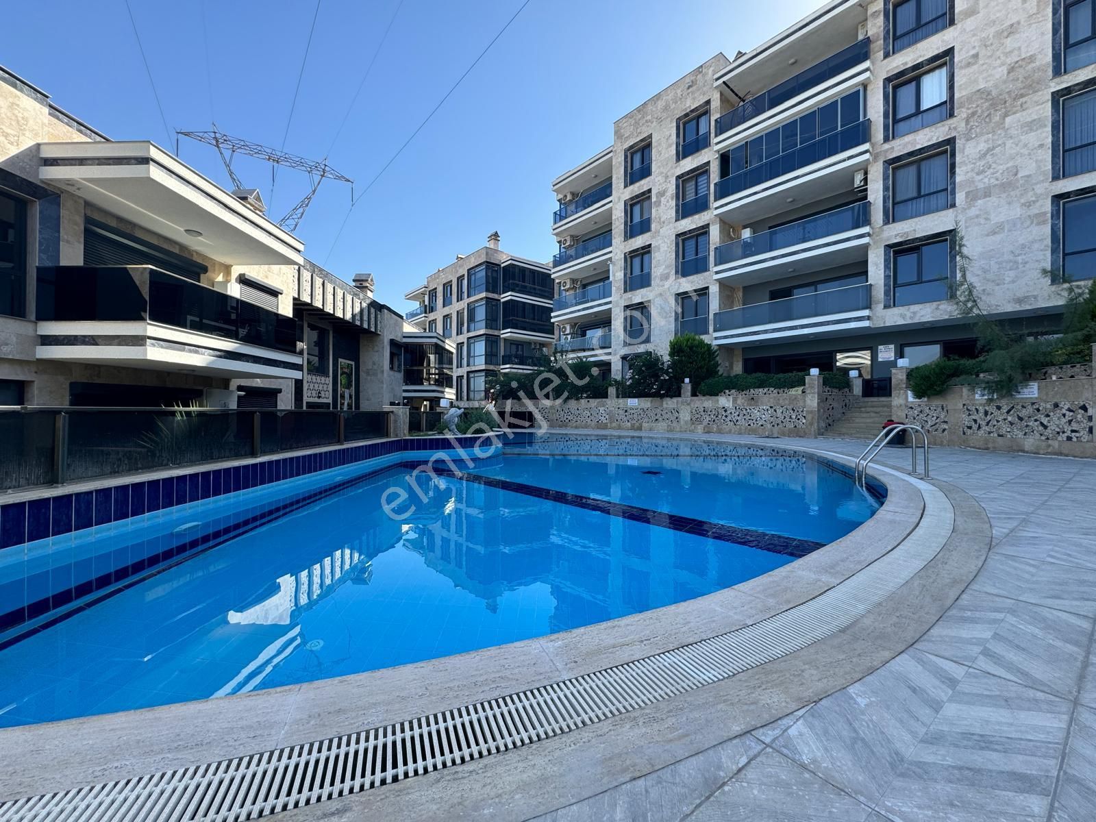 Kuşadası Şehir Merkezinde Lüks Sitede Satılık 3+1 Daire