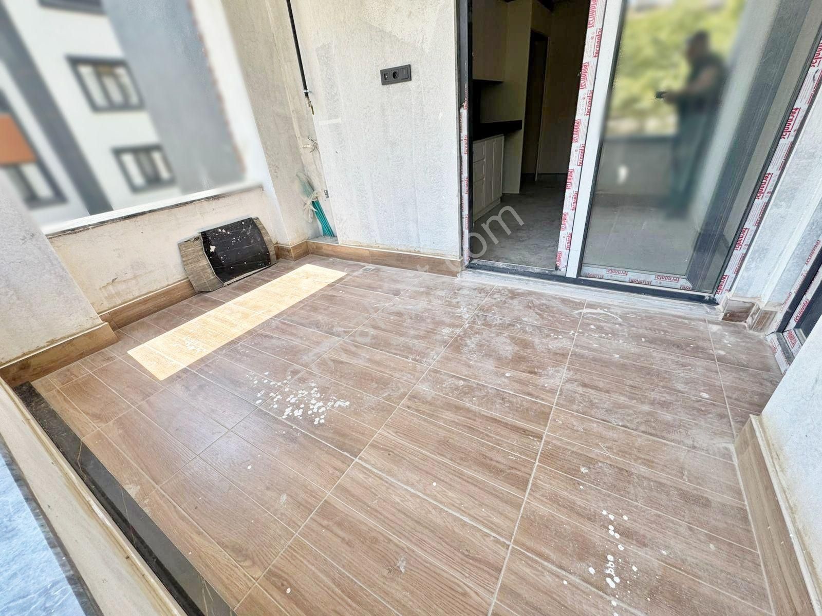 Karacaahmet'te Cadde Üzeri Sıfır Kat Ve Cephe Seçn. Ultralüx 2+1 Daire - Görsel 6