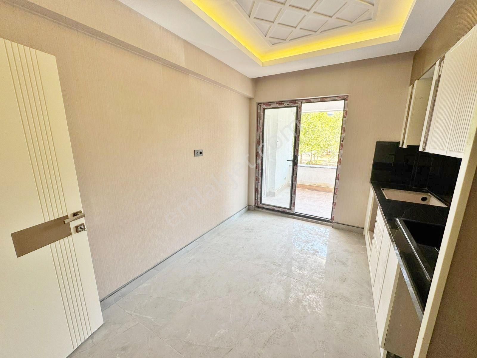 Karacaahmet'te Cadde Üzeri Sıfır Kat Ve Cephe Seçn. Ultralüx 2+1 Daire - Görsel 4