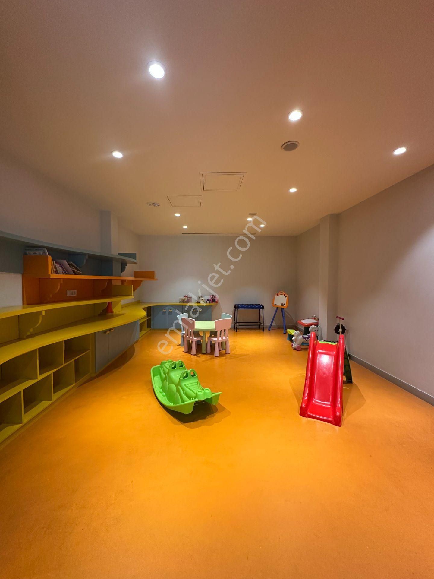 Çengelköy Sultan Makamı Sitesinde Kısmi Manzaralı Bahçe Dubleksi - Görsel 15