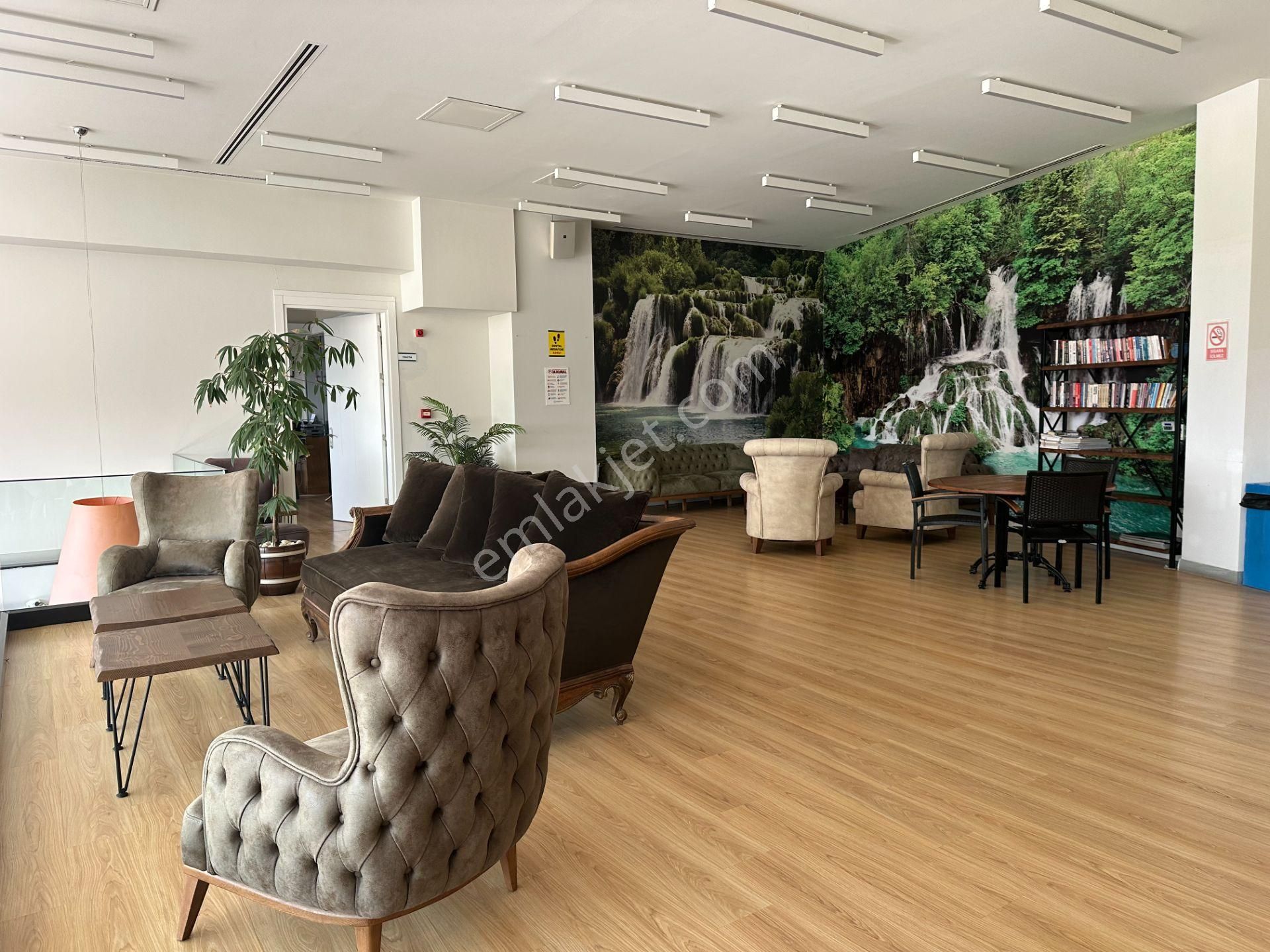 Çengelköy Sultan Makamı Sitesinde Kısmi Manzaralı Bahçe Dubleksi - Görsel 13