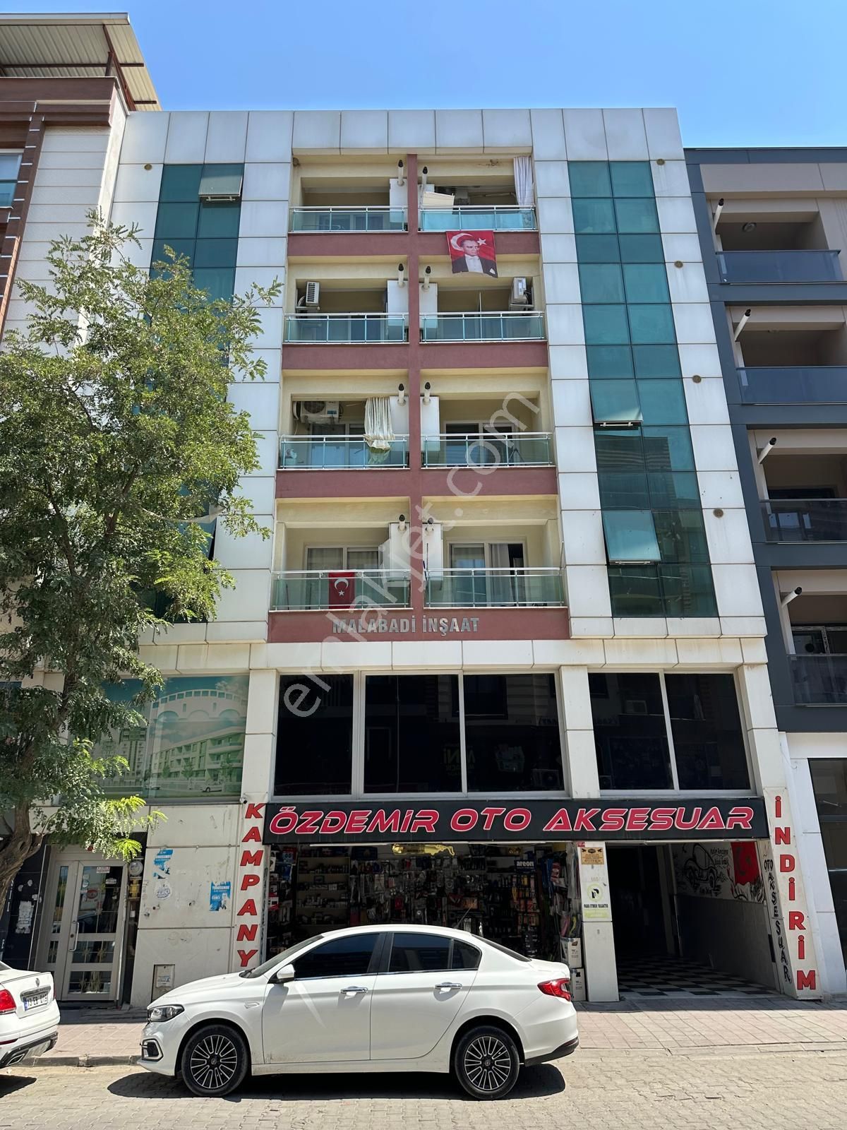 Zeki Emlak'tan Muradiye'de Cadde Üzeri Satılık 1+1 Teraslı Daire