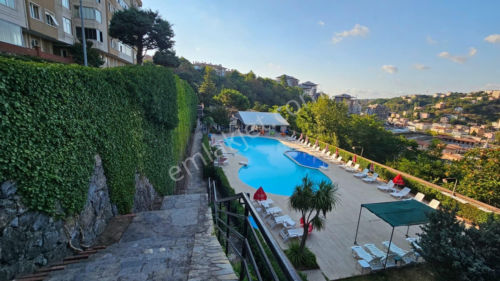 Çengelköy Karmen Sitesi 'nde Havuzlu Bahçeli 2+1 Satılık Daire
