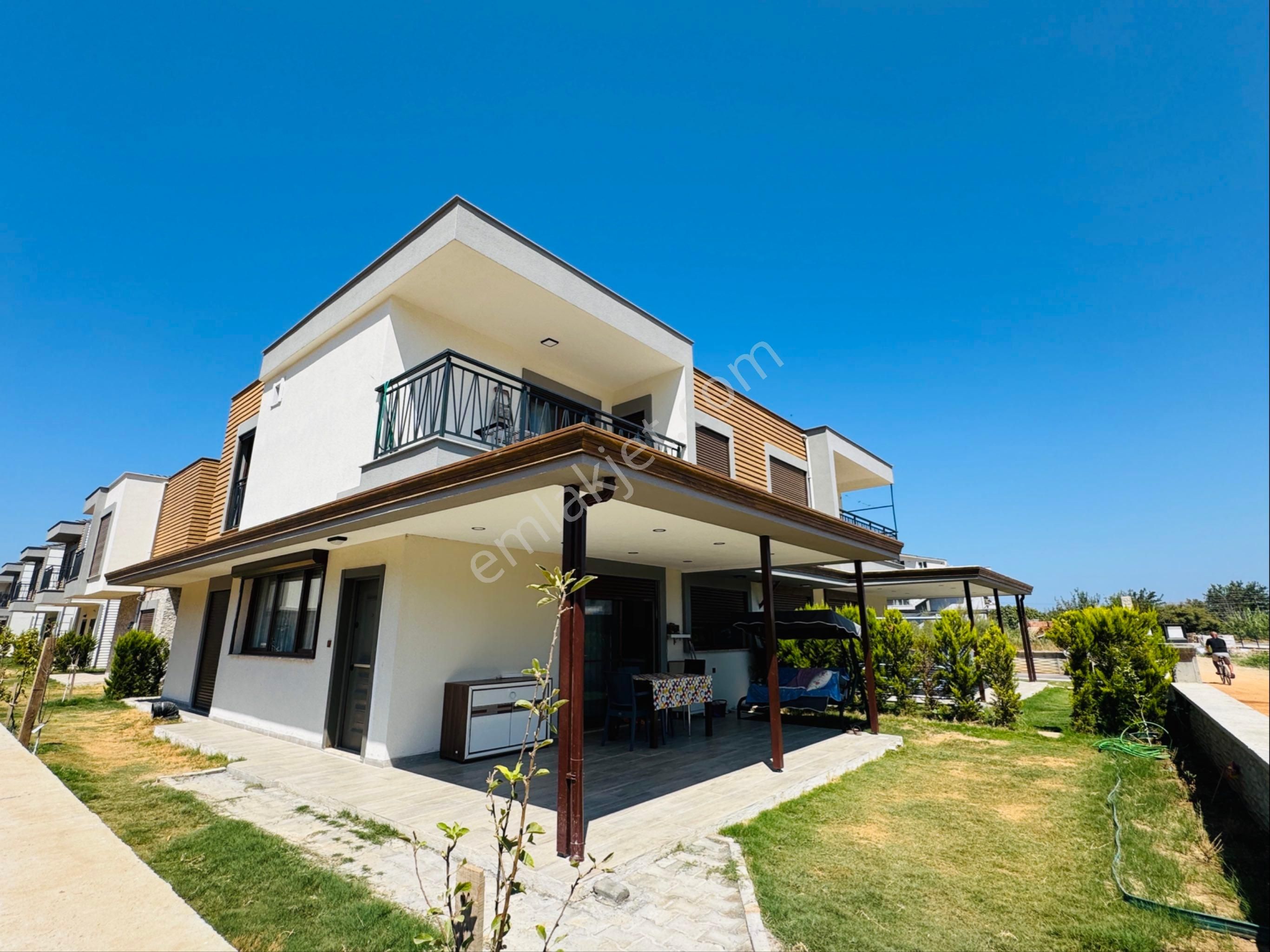 Kuşadası Güzelçamlı’da 5+1 Satılık Villa