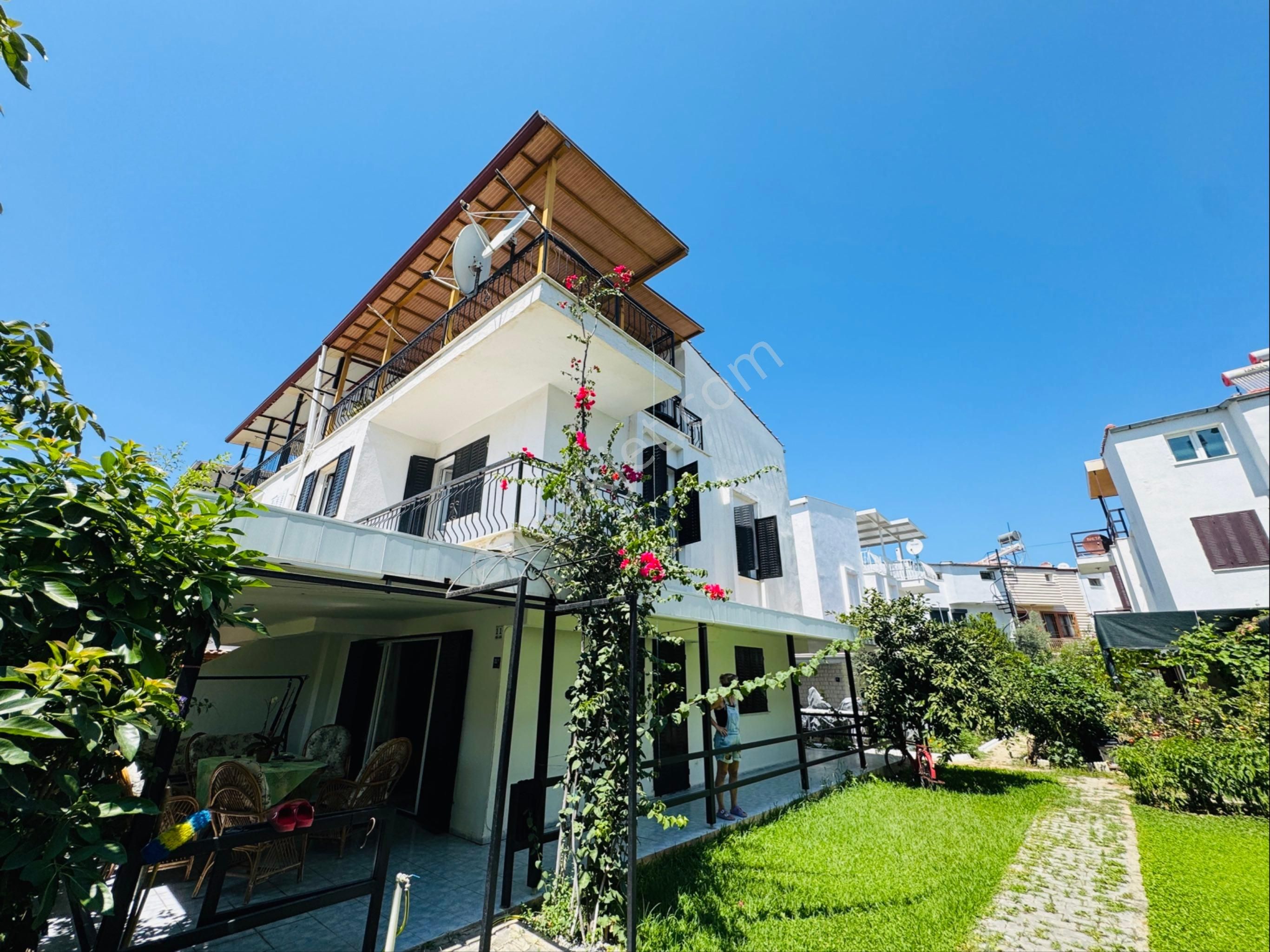 Kuşadası Davutlar’da Plaja 650 Mt Satılık 4+1 Yazlık