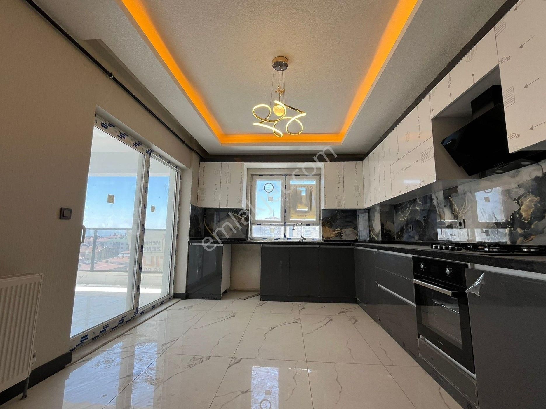 Nasip Emlak'tan Satılık Yeni Binada Masrafsız Çift Banyolu Site İçerisinde 4+1
